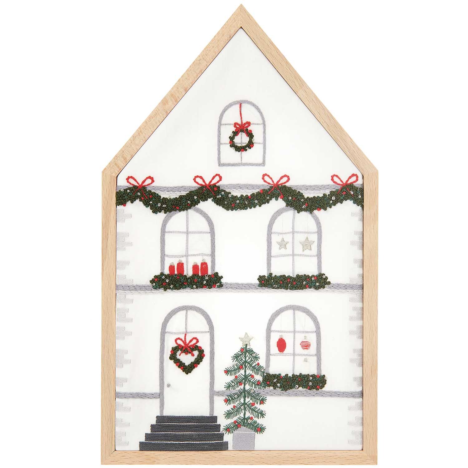 Stickpackung Haus groß vorgezeichnet 16x27cm zeigt ein festlich dekoriertes Haus mit Girlanden und Weihnachtsbaum, von Rico Design.