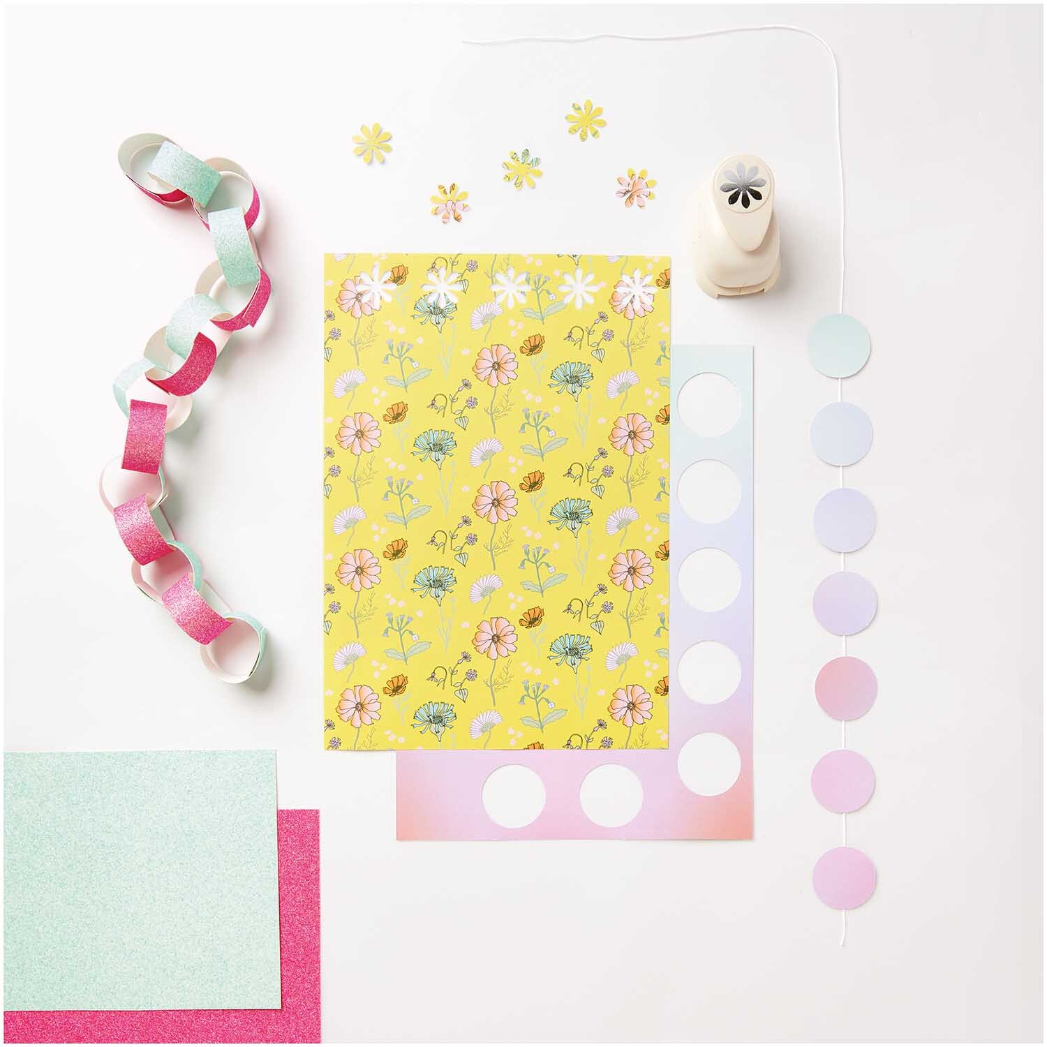 Paper Poetry Motivpapierblock Flower Power 24 Blatt von Rico Design Paper Poetry Motivpapierblock Flower Power zeigt florales Design auf gelbem Hintergrund mit Bastelmaterialien. Ideal für kreative Projekte.