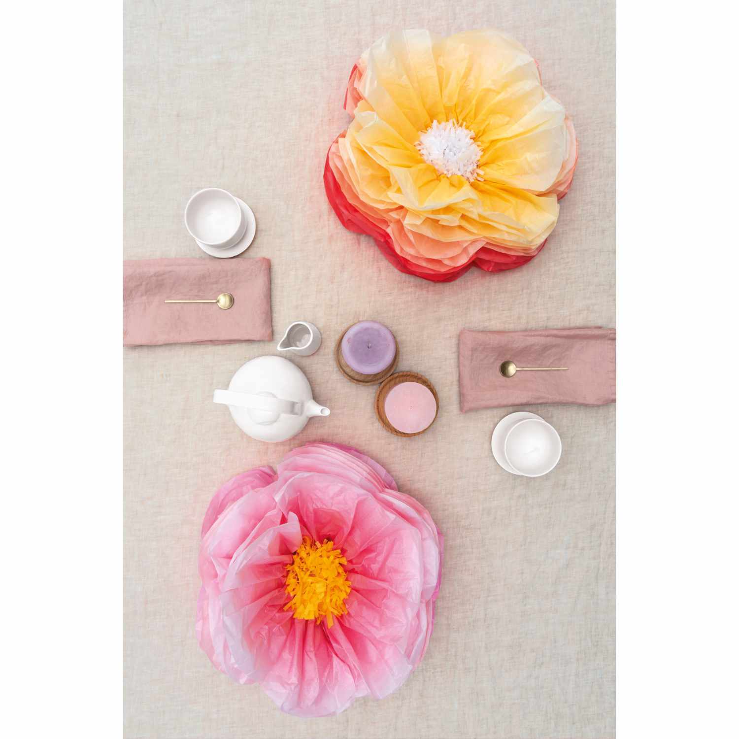 Seidenpapierblumen 40cm 2 Stück in Rosa-Gelb auf einem Tisch mit Teeservice und Servietten.