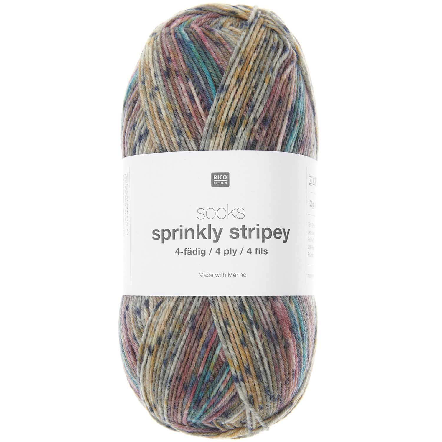 Socks Sprinkly Striply 4-fädig Wolle von Rico Design in Beerentönen, 100g Knäuel, ideal für Strickprojekte.