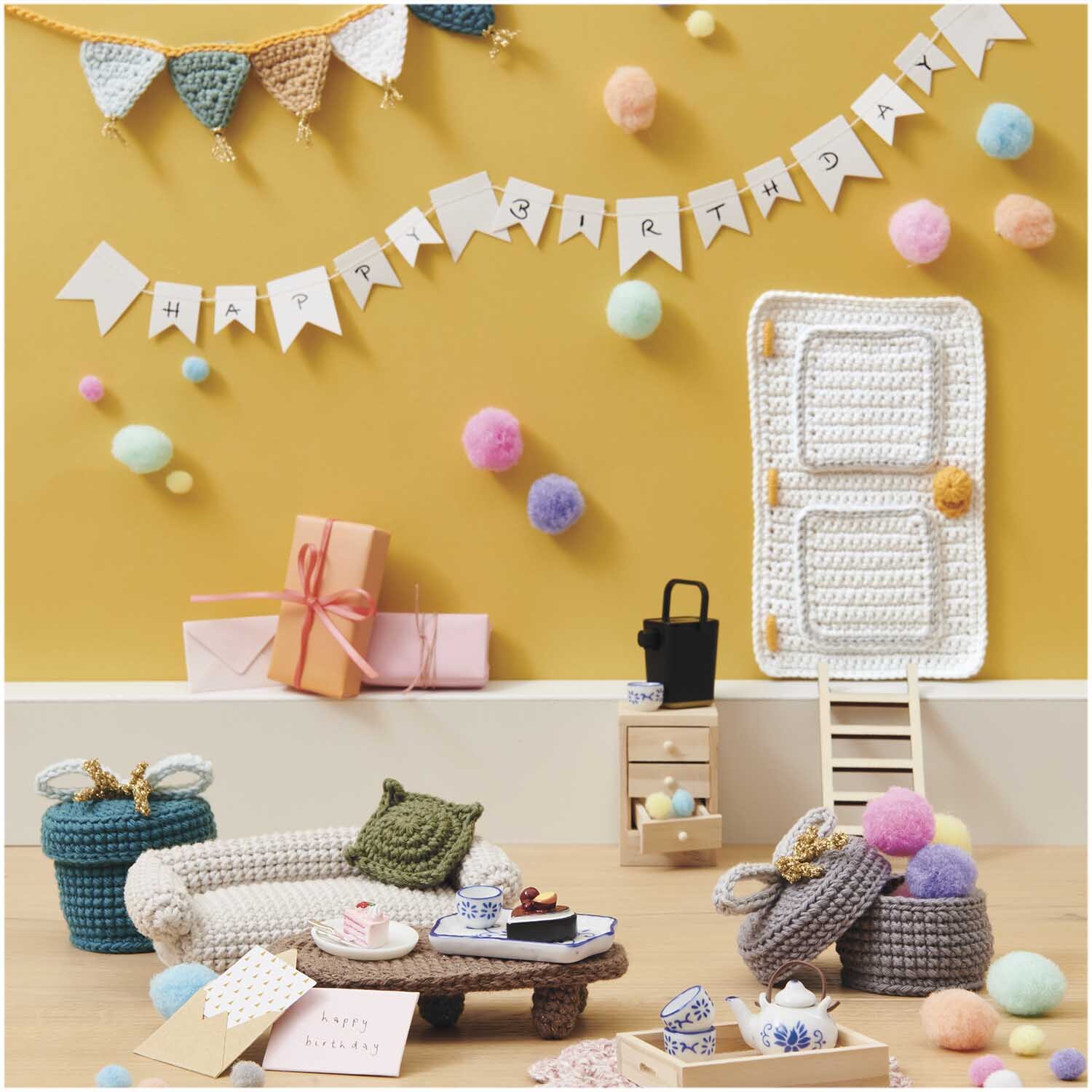 Miniatur Kommode in einem kreativen Geburtstags-Setting mit bunten Dekorationen und Geschenken.