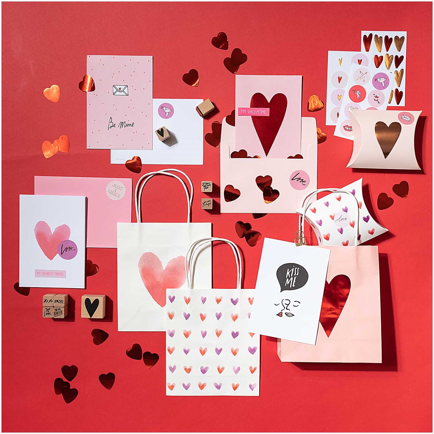 Paper Poetry Sticker It must be love 4 Blatt von Rico Design Paper Poetry Sticker It must be love: Verschiedene rote und rosa Herzsticker und Geschenktüten auf rotem Hintergrund.