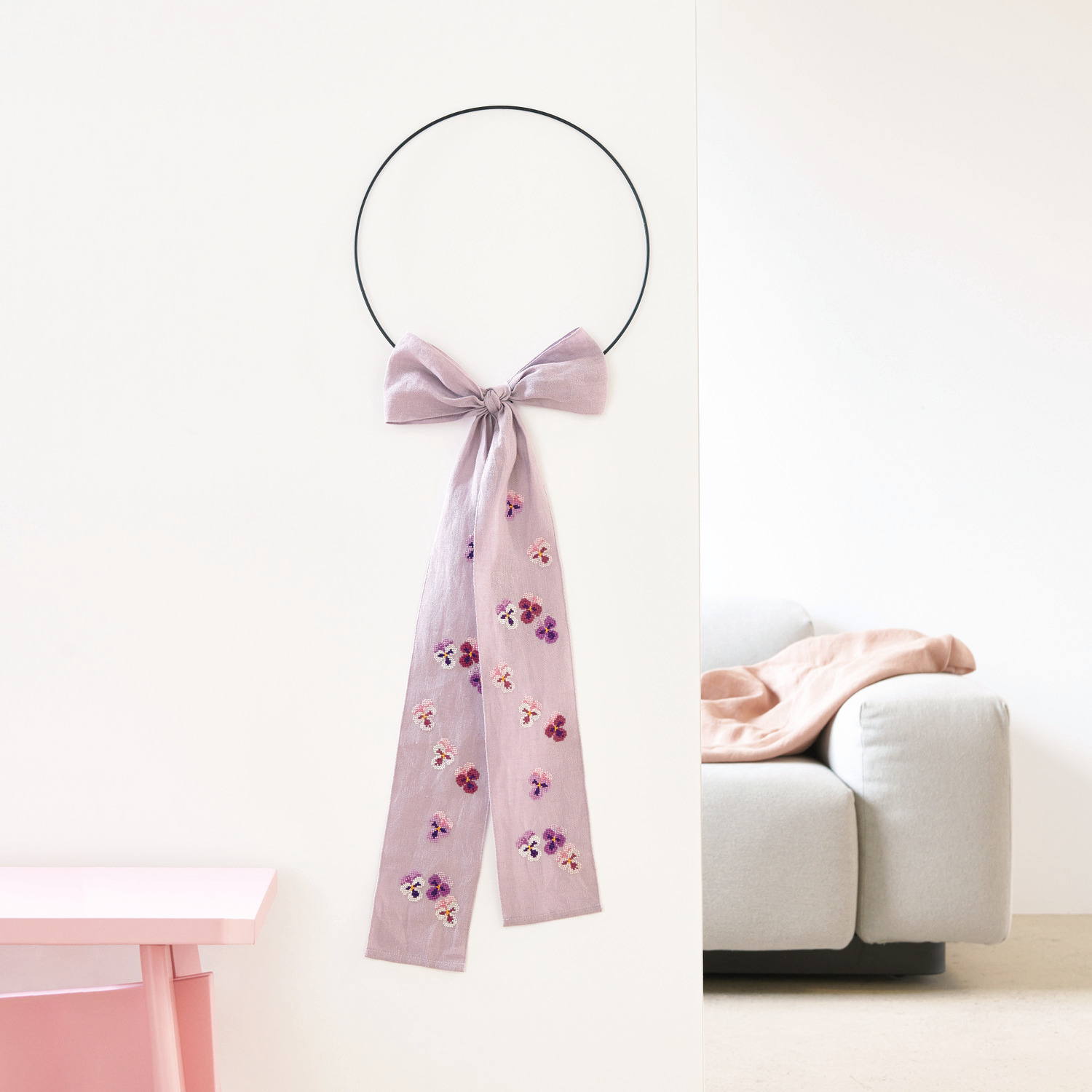 Paquet à broder Noeud Pensées 10x170cm from Rico Design Stickpackung Schleife Stiefmütterchen zeigt ein florales Design mit Stiefmütterchen von Rico Design auf einem 10x170cm Stoff.