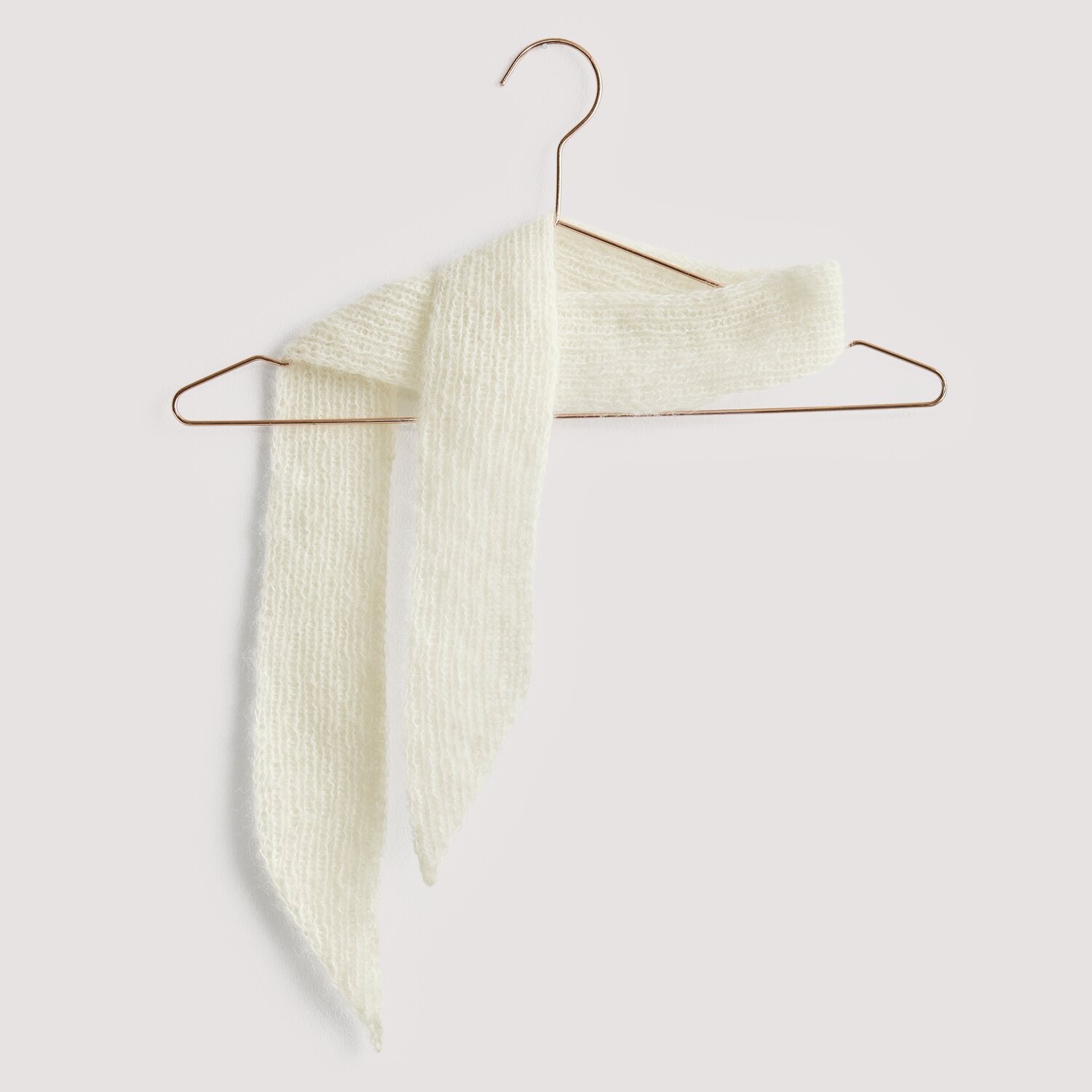 Luxury Alpaca Cotton Fusion 50g 190m Farbe Creme von Rico Design Strickset Tuch Modell 08 aus Luxury Knits: Weißes Tuch aus Premium Natural Fibres auf Kupferbügel.
