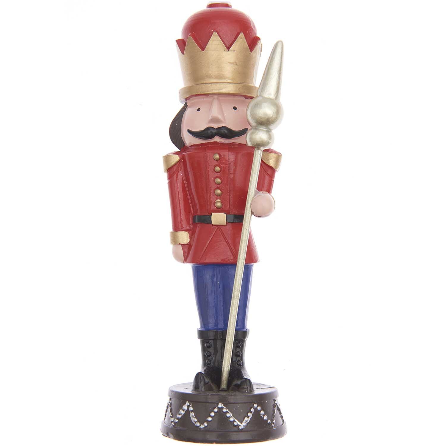 Polyresin Figur Nussknacker mit Stab 17cm: Ein roter Nussknacker mit goldener Krone und Stab, von Rico Design.