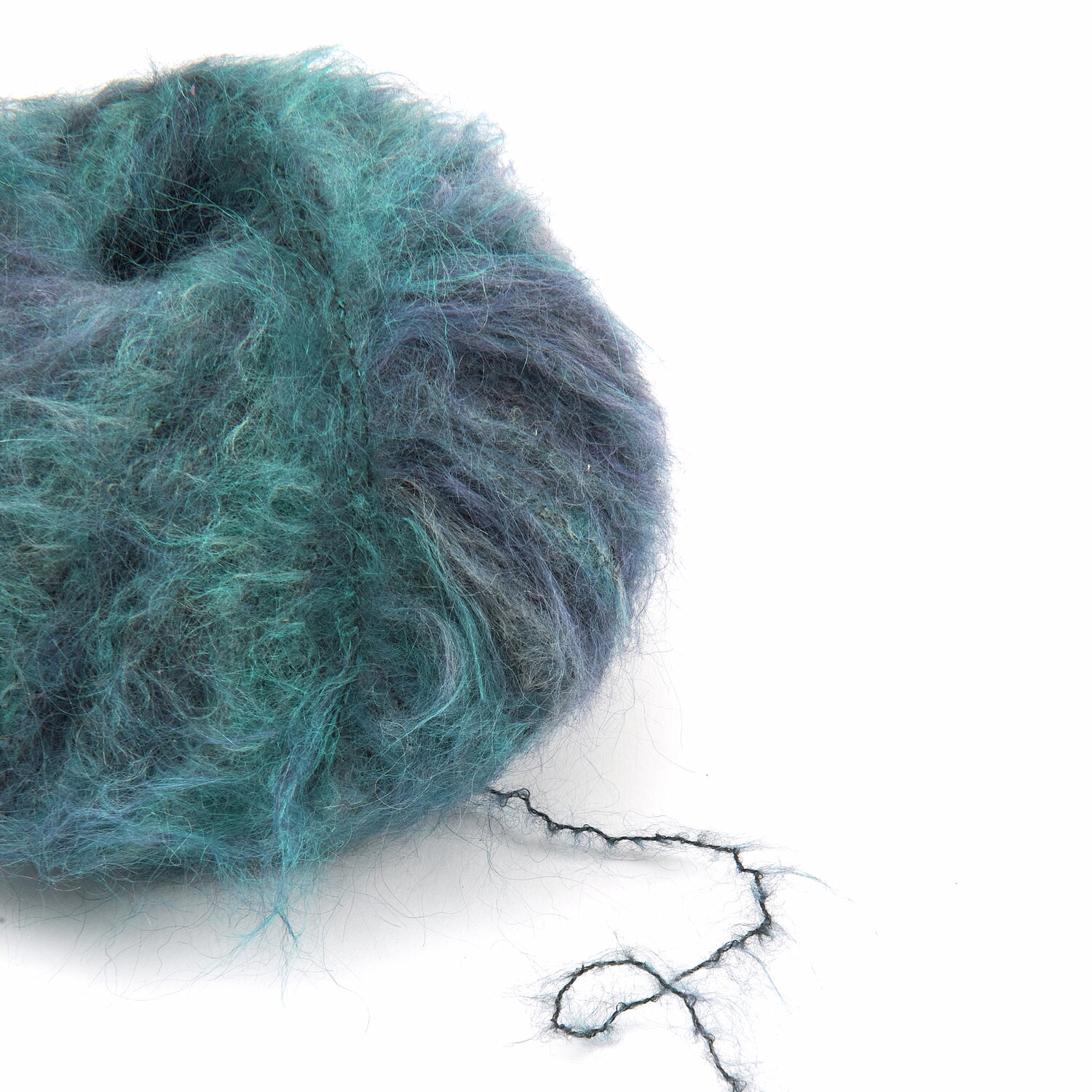 Weiches, flauschiges Garnknäuel in Blau- und Grüntönen, ideal für Strickprojekte. Perfekt für kreative Handarbeiten. Hochwertige Qualität, vielseitig einsetzbar.