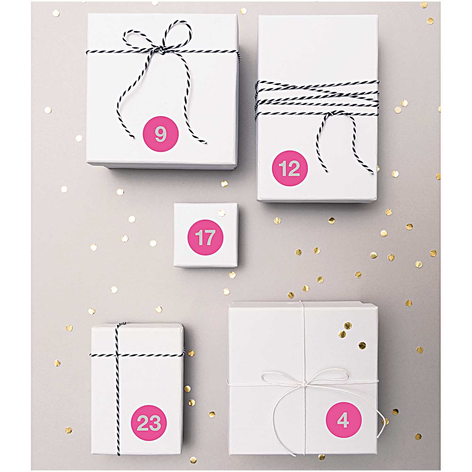 Paper Poetry Adventskalender Sticker Zahlen 1-24 auf weißen Geschenken mit pinken Zahlen. Markenname: Rico Design.