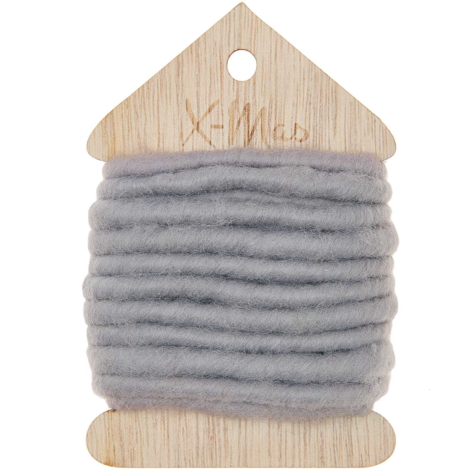 Kordel grau 3m auf Holzspule von Rico Design, ideal für Bastelprojekte und Dekorationen.