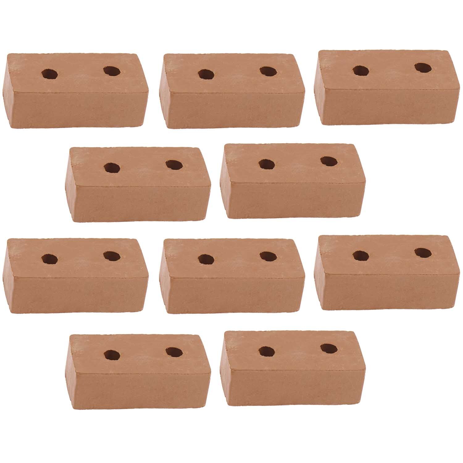 Miniatur Ziegelsteine 2,5x1,5x1cm 10 Stück von Rico Design. Zehn kleine, rechteckige Ziegelsteine in Rotbraun mit zwei Löchern.