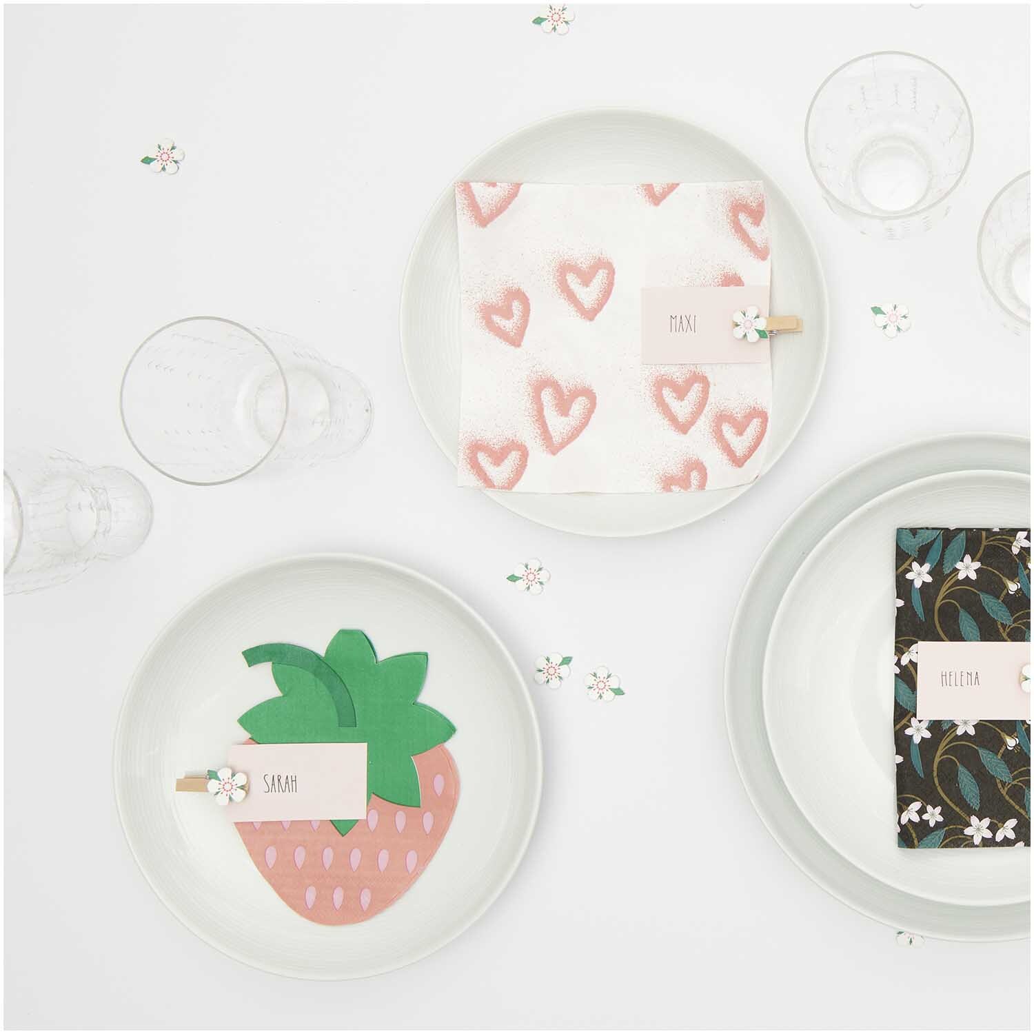Servietten Erdbeere 12x16cm 20 Stück von Rico Design Servietten Erdbeere 12x16cm 20 Stück: Drei Teller mit dekorativen Servietten, darunter eine mit Erdbeermotiv, auf einem weißen Tisch.