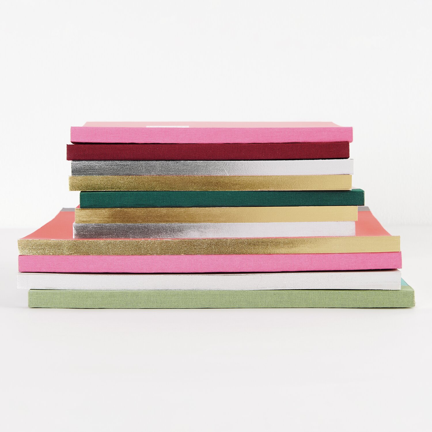 Paper Poetry Notizbuch S Silberrand Farbe Mint von Rico Design Paper Poetry Notizbuch L, gestapelt in verschiedenen Farben mit Silber- und Goldrand von Rico Design.