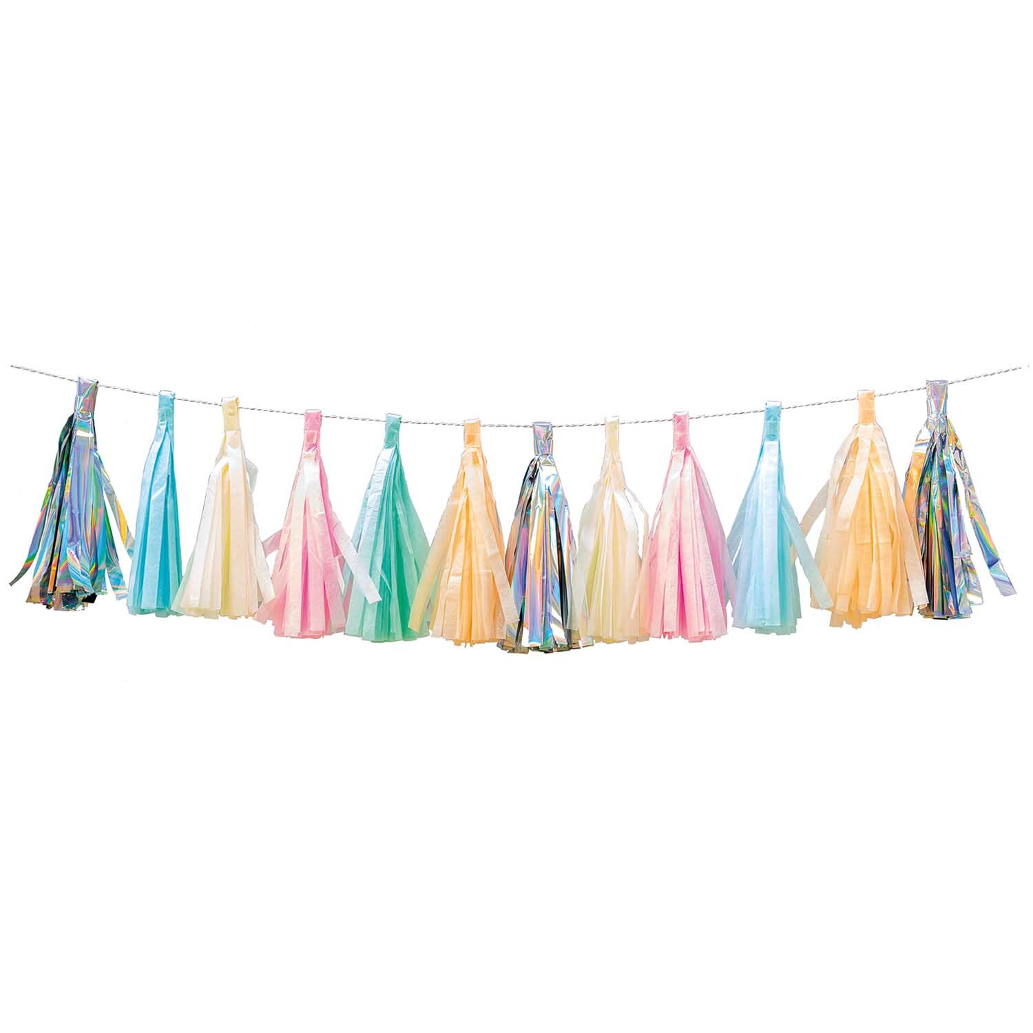 Quasten-Girlande 2m 12 Quasten Farbe Pastell von Rico Design Quasten-Girlande 2m 12 Quasten in Pastellfarben von Rico Design, aufgehängt in einer Reihe.