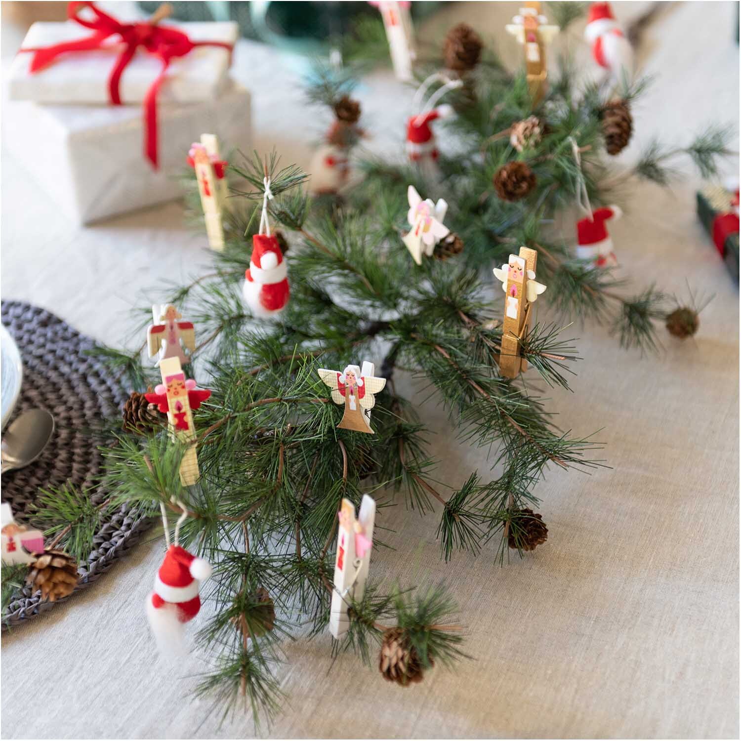 Dekoklammern Engel 3,5cm 4 Stück von Rico Design Dekoklammern Engel 3,5cm 4 Stück von Rico Design an einem Tannenzweig mit Weihnachtsdekoration.