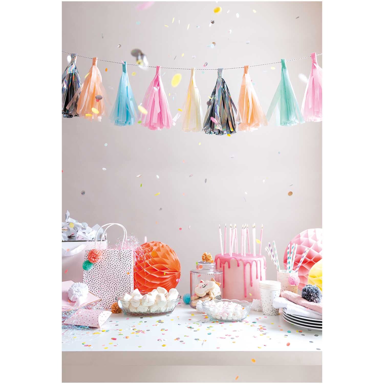 Quasten-Girlande 2m 12 Quasten Farbe Pastell von Rico Design Quasten-Girlande 2m 12 Quasten in Pastellfarben von Rico Design über einem festlich gedeckten Tisch mit Partydekoration.