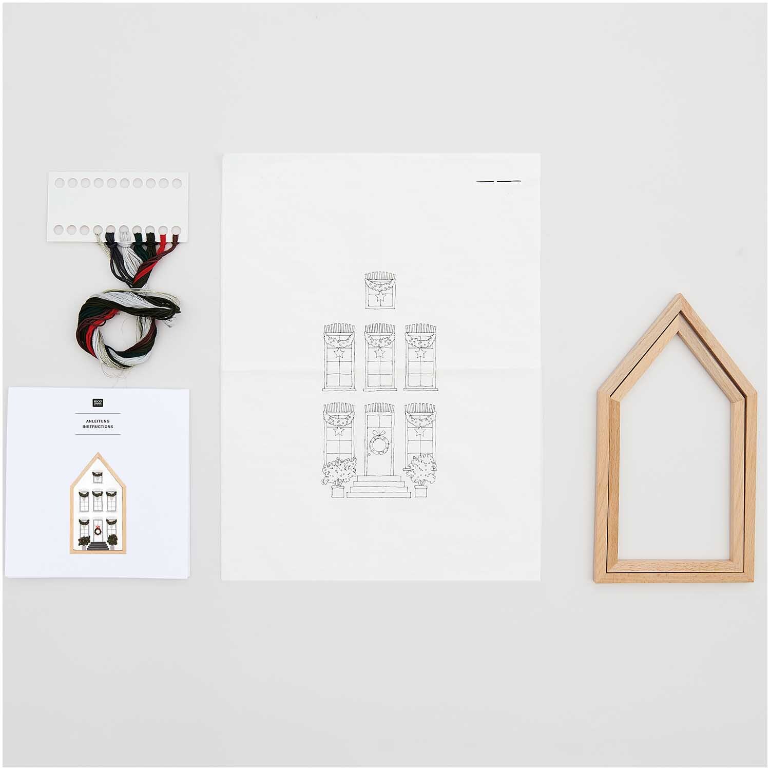 Paquet de broderie Maison moyenne dessinée 12,5x22,5cm from Rico Design Stickpackung Haus mittel vorgezeichnet 12,5x22,5cm von Rico Design mit Holzrahmen und Stickgarn. Ideal für kreative Handarbeiten.