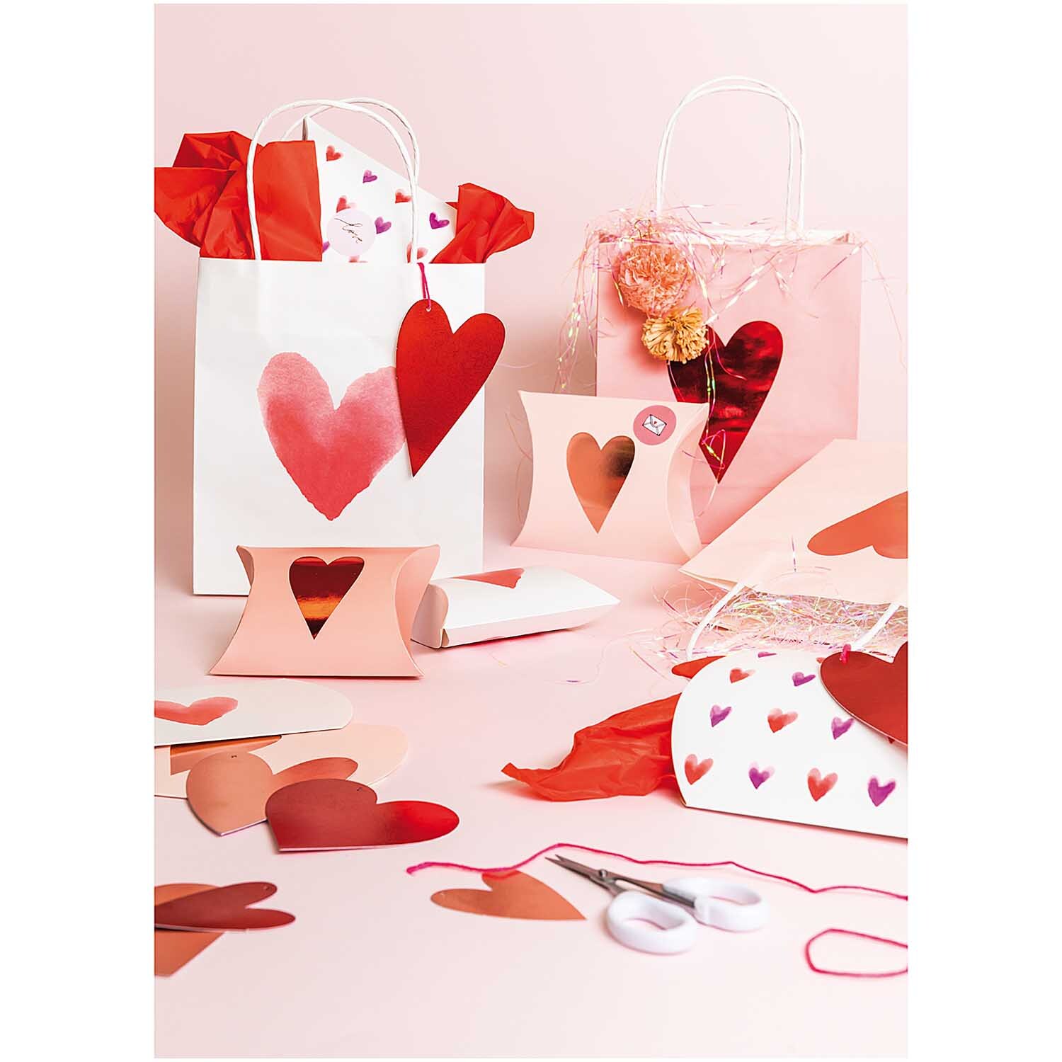 Paper Poetry Papiertüten It must be love Herzen rosa-rot 2 Stück von Rico Design Paper Poetry Papiertüten mit Herzmotiven in Rosa und Rot, dekoriert mit Blumen und Geschenkpapier. Ideal für romantische Anlässe.