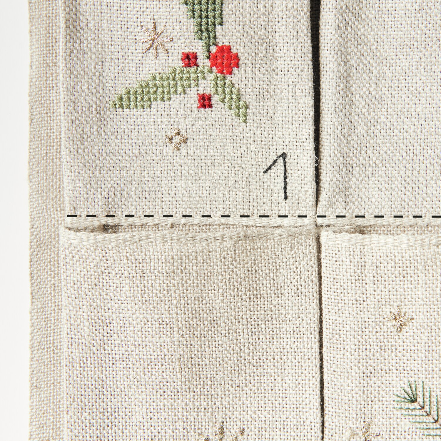 Stickpackung Adventskalender mit Taschen 30x76cm von Rico Design Stickbuch Put a Bow on It Nr. 185, Adventskalender mit Taschen, beige Stoff mit roten und grünen Stickereien.