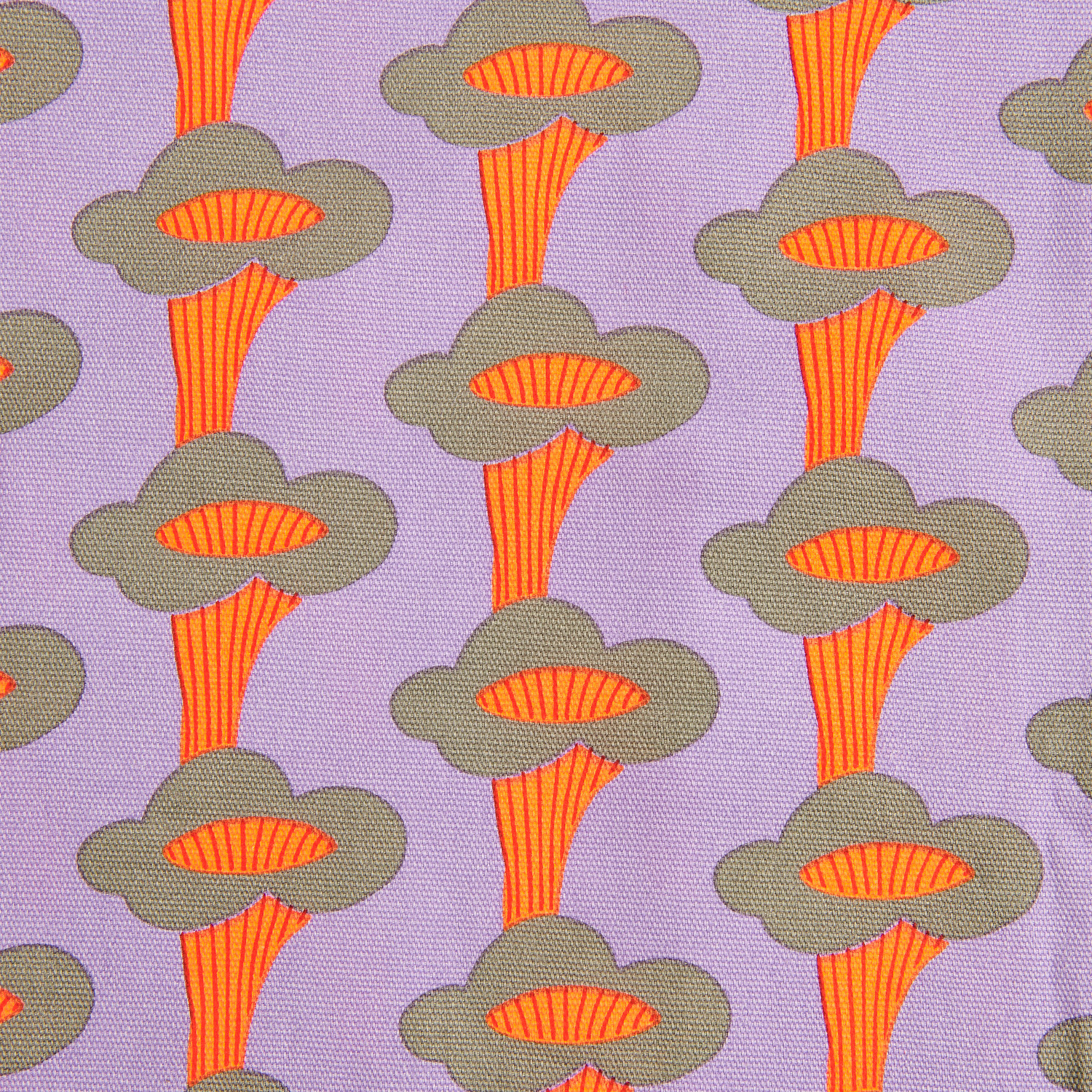 Stoffabschnitt Canvas Pfifferlinge Neon Flieder: Lila Hintergrund mit orange-grauen Pilzmuster, 50x140cm. Ideal für kreative Nähprojekte.