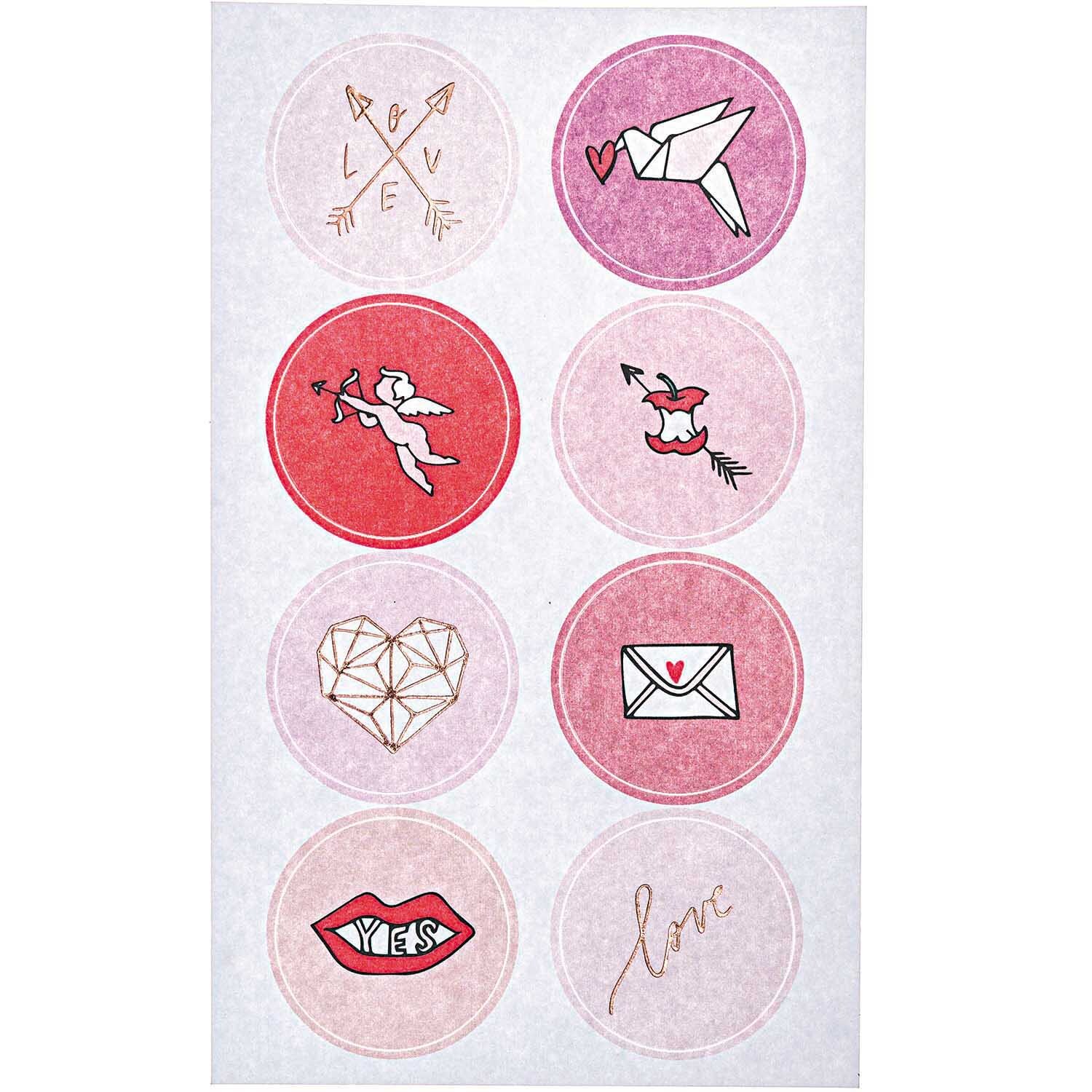 Paper Poetry Sticker It must be love 4 Blatt von Rico Design Paper Poetry Sticker It must be love 4 Blatt mit romantischen Motiven wie Herzen, Tauben und Liebesbriefen in Rosa- und Rottönen von Rico Design.