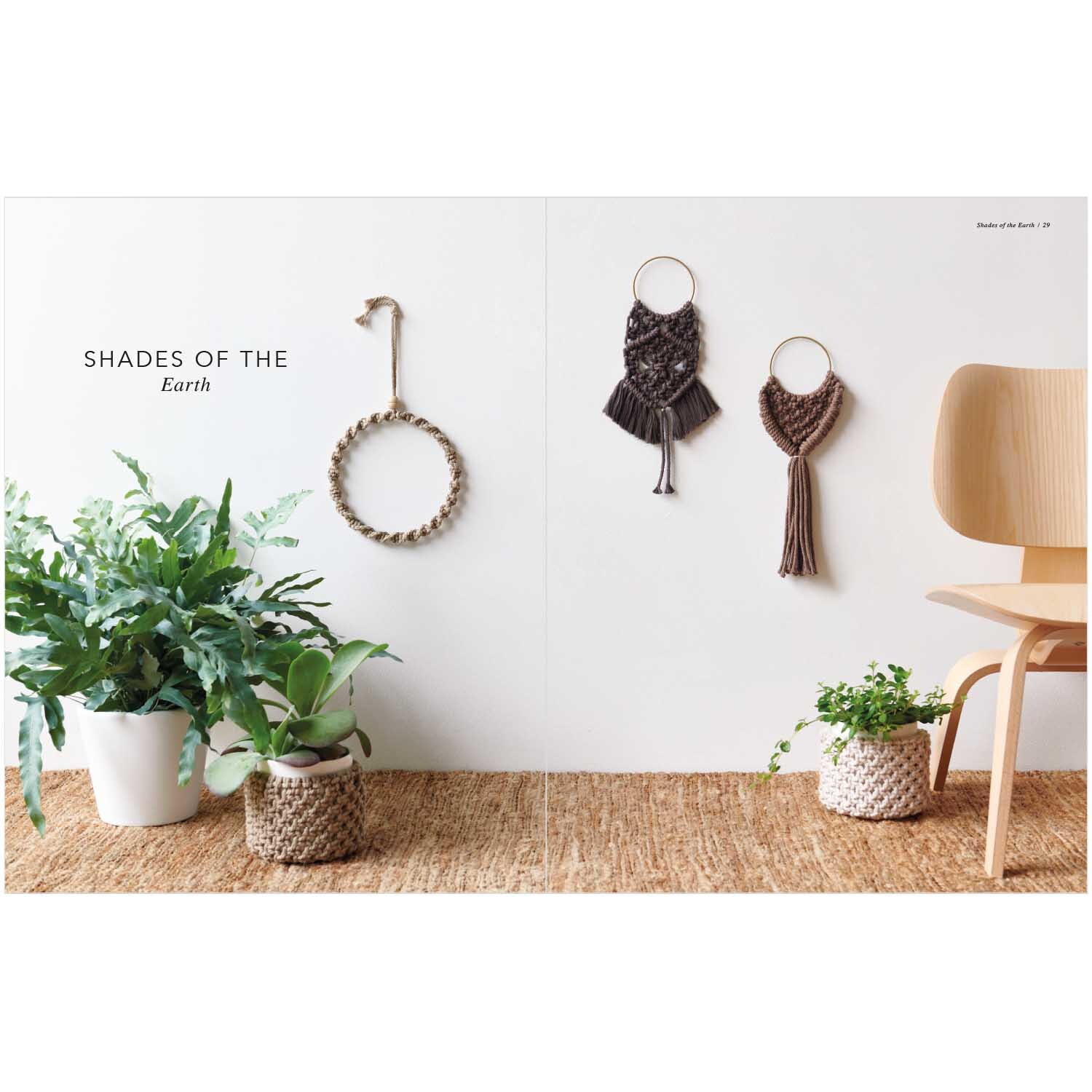 Rico Macrame von Rico Design Rico Macrame: Wanddekoration mit Pflanzen in Töpfen und Makramee-Kunstwerken an weißer Wand.