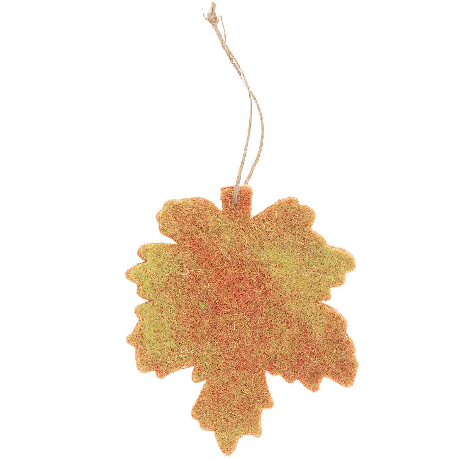 Filzhänger Herbstblatt 9x10cm von Rico Design in Form eines grünen Blattes mit Aufhängeschnur.