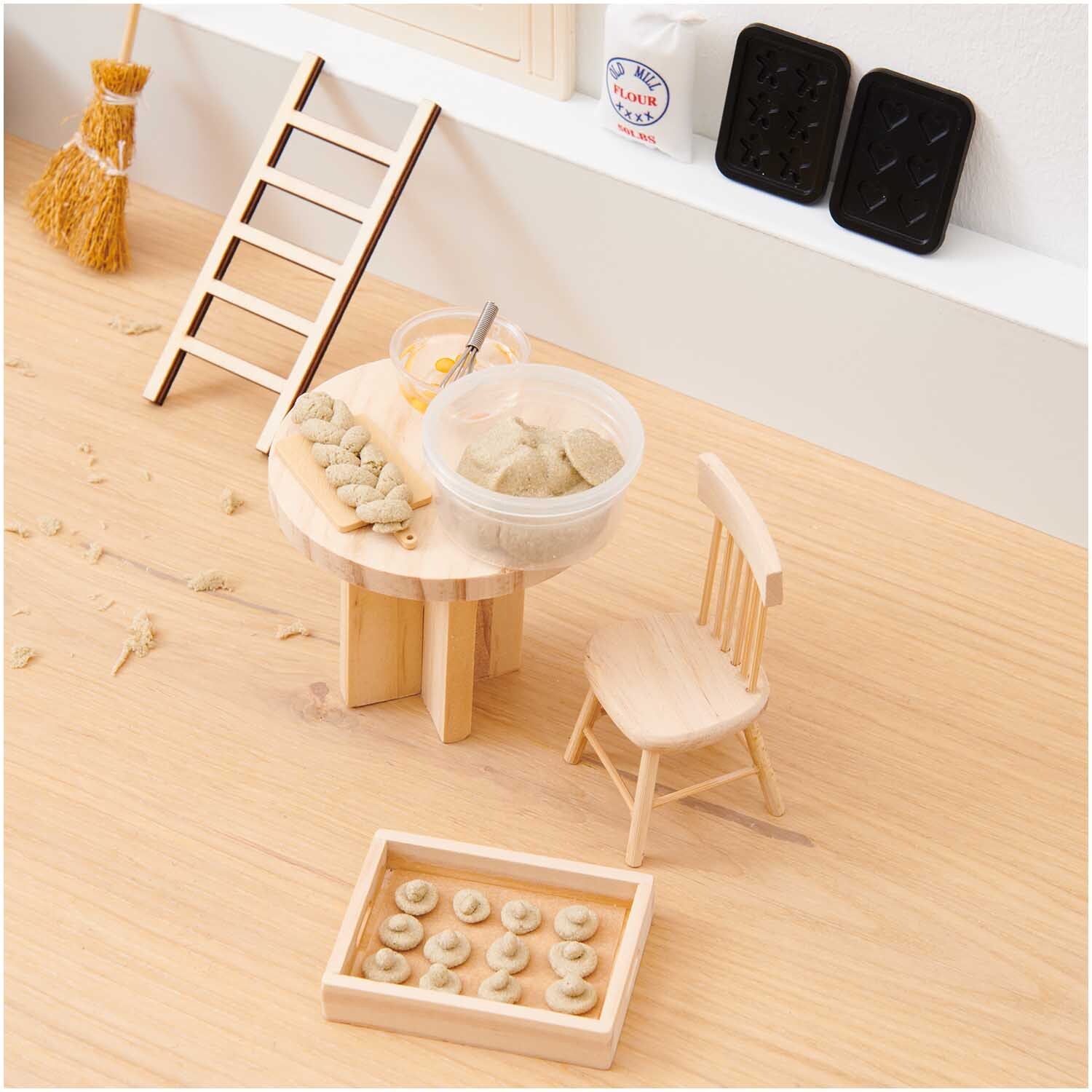 Miniatur Back-Set: Eine kleine Bäckerei-Szene mit Tisch, Stuhl, Leiter und Backzubehör. Ideal für kreative Projekte.