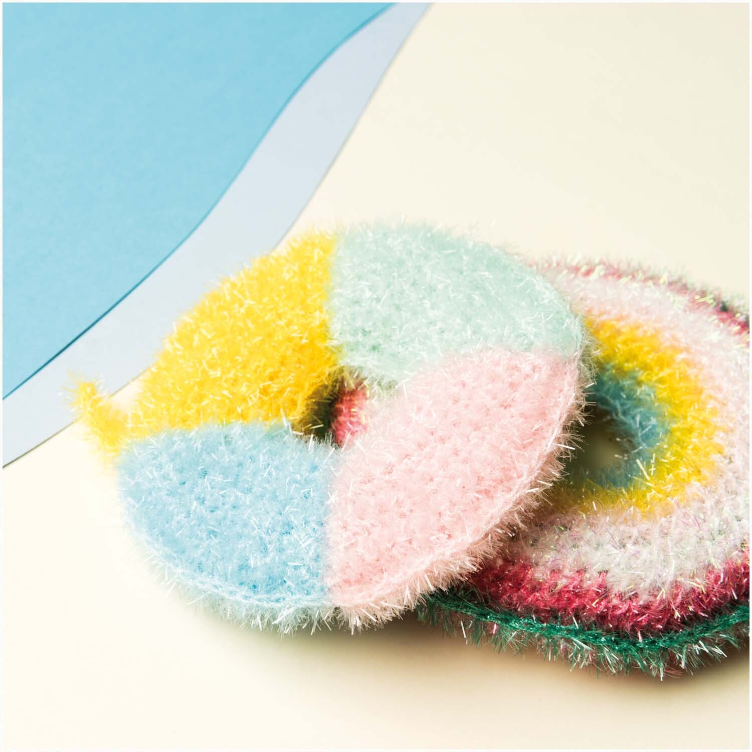 Creative Bubble - At the Beach: Zwei bunte, flauschige Schwämme von Rico Design auf hellem Hintergrund.
