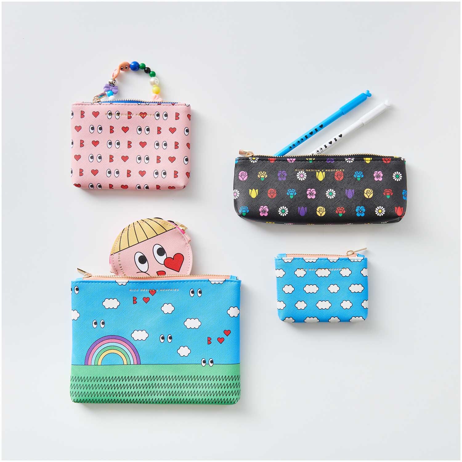 Rico Design x Redfries Portemonnaie Eye Candy 9,5cm von Rico Design Rico Design x Redfries Portemonnaie Eye Candy 9,5cm: Bunte Geldbörsen mit fröhlichen Mustern und Regenbogenmotiv auf hellem Hintergrund.