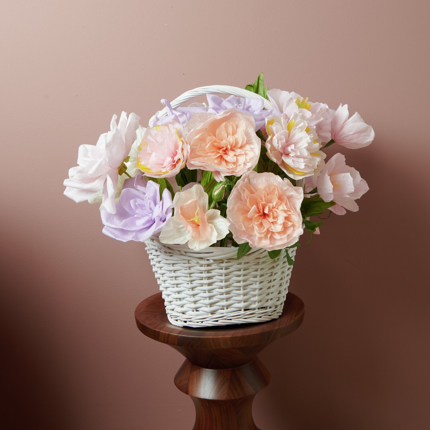Papierblume Rose Rosé: Ein Korb mit zarten Papierblumen in Rosé- und Apricot-Tönen von Rico Design.