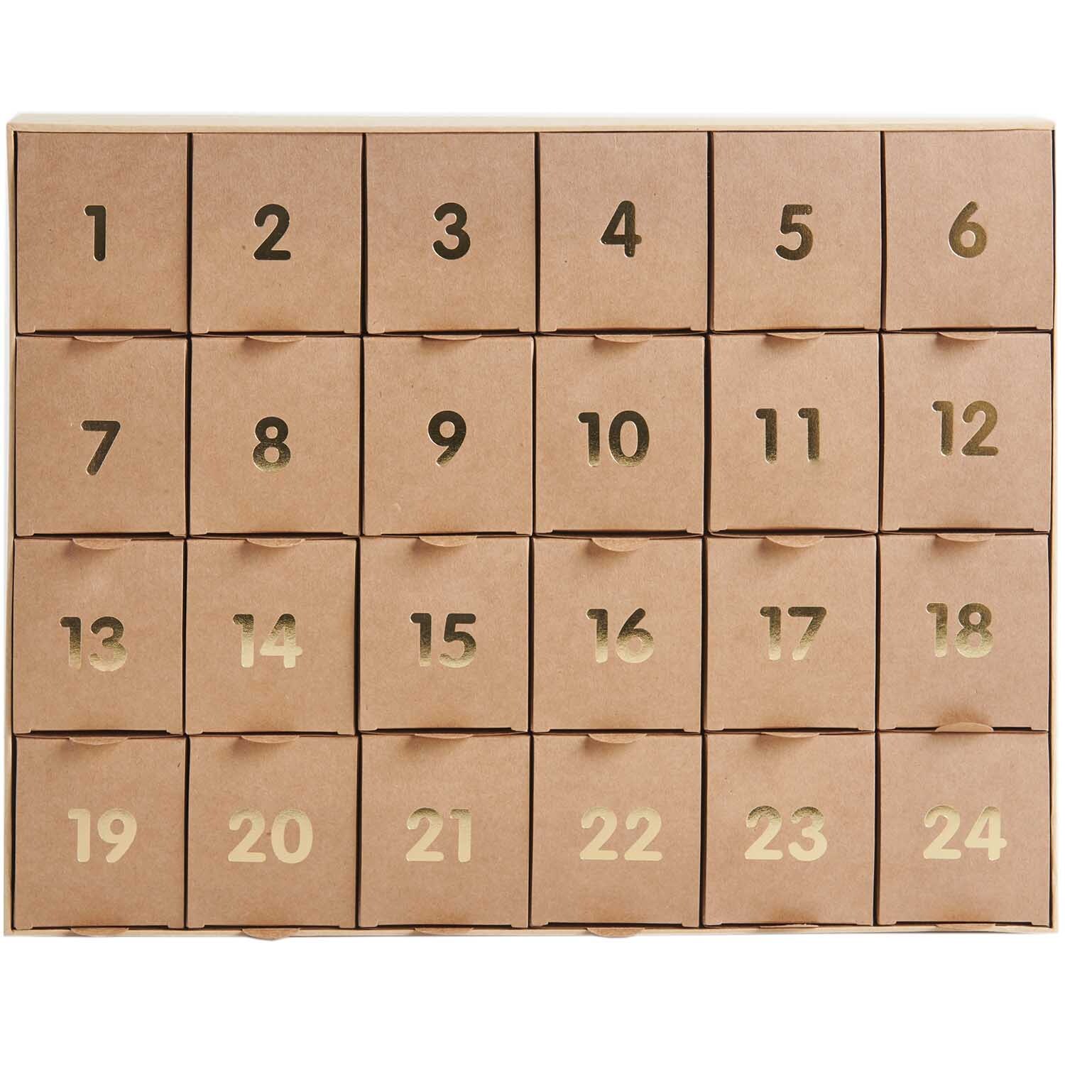 Adventskalender zum Befüllen 36,5x29x6cm Farbe Kraftpapier-Gold von Rico Design Adventskalender zum Befüllen aus Kraftpapier mit goldenen Zahlen, 24 Fächer, Marke Rico Design.