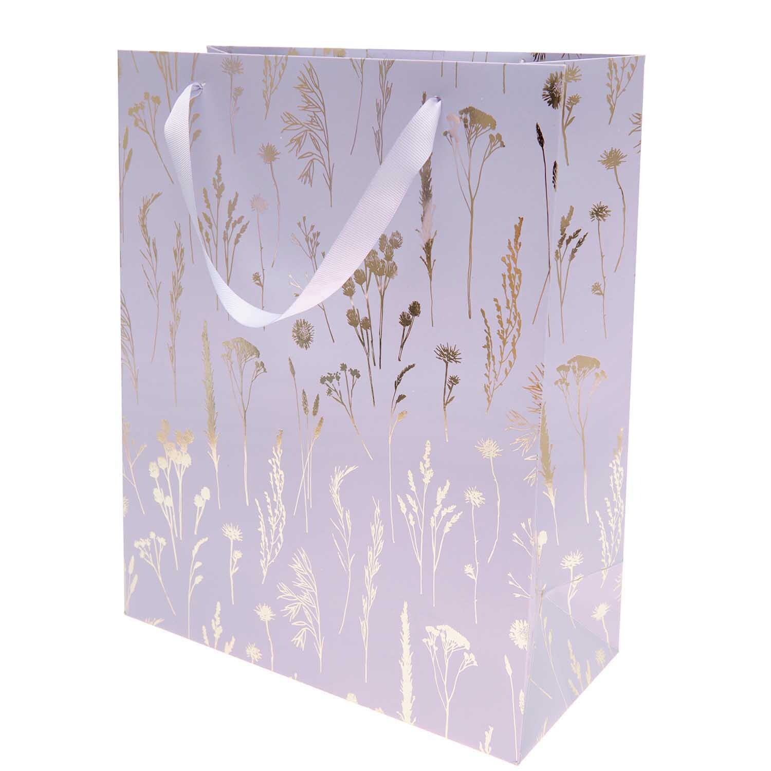 Paper Poetry Geschenktüte mit Gräsermotiv in lila, 26x32x12cm, von Rico Design, mit weißen Griffen.