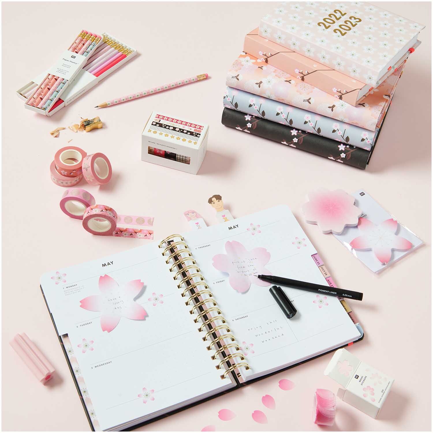 Washi Sticker Blütenblätter 200 Stück von Rico Design auf einem Schreibtisch mit Notizbüchern und Schreibwaren.