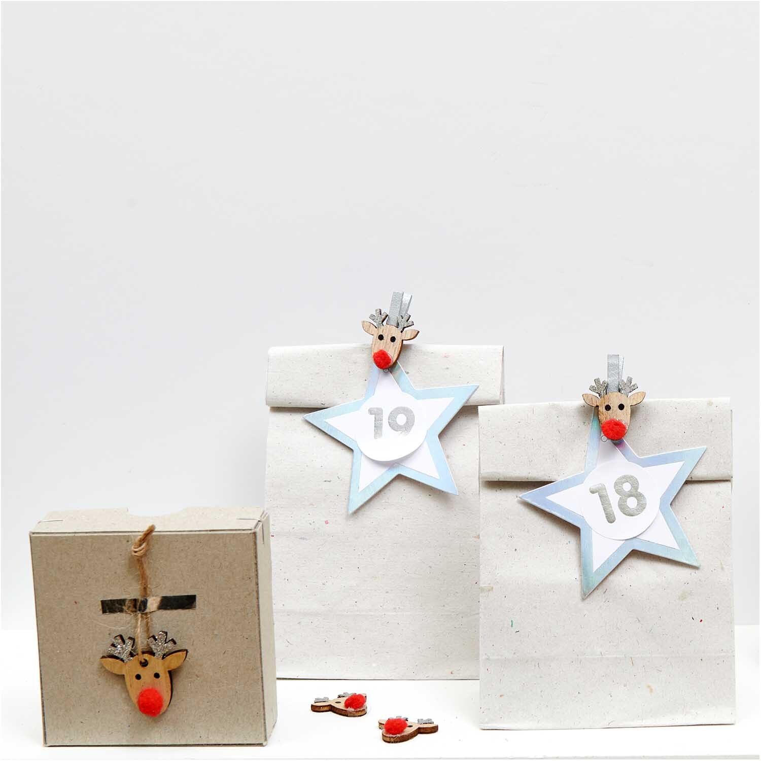 Dekoklammern mit Glitter Rentier 3cm 8 Stück Farbe Silber von Rico Design Dekoklammern mit Glitter Rentier von Rico Design: Zwei Geschenktüten mit Rentierklammern in Silber.