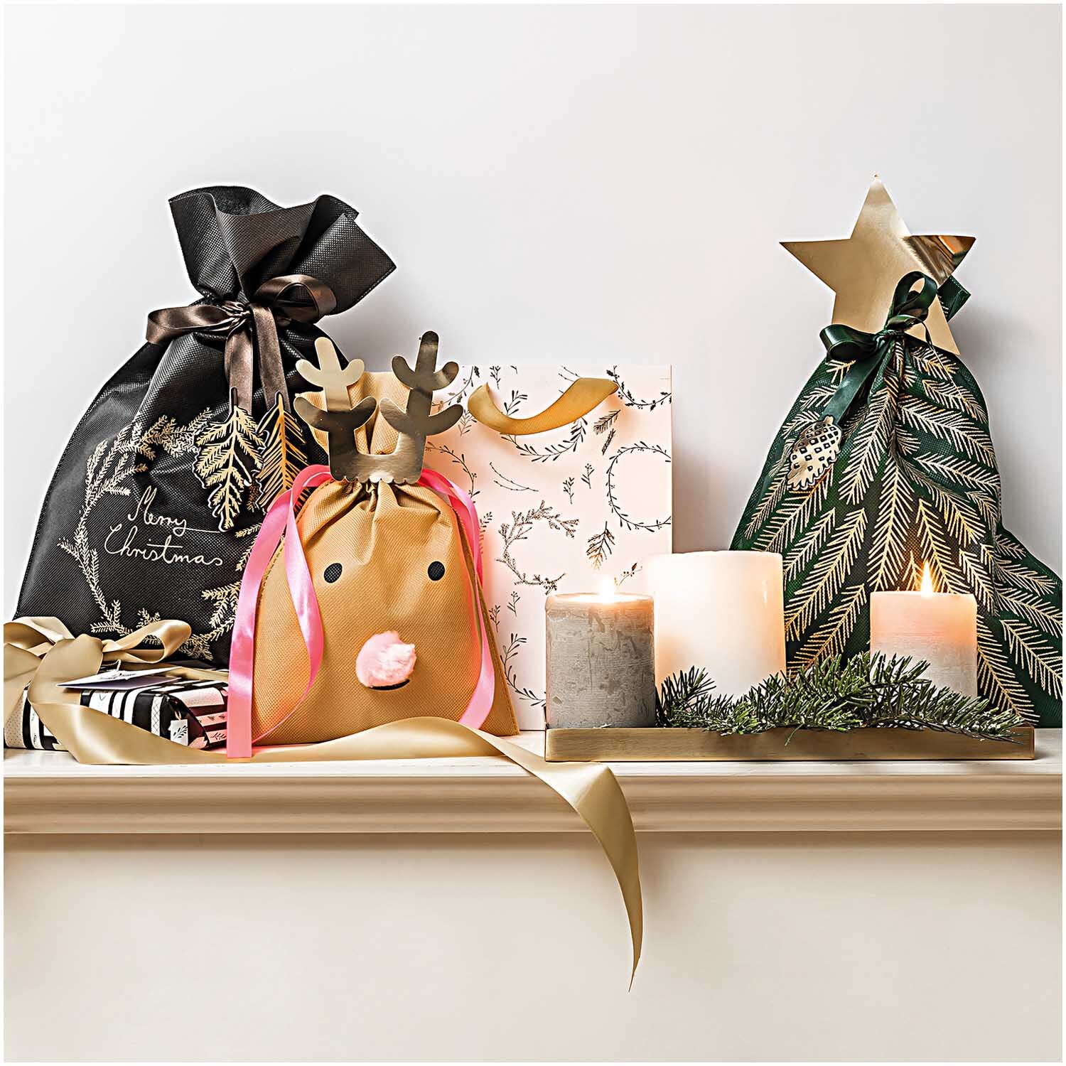 Paper Poetry Geschenktüte Nostalgic Christmas Kranz schwarz 30x45cm von Rico Design Paper Poetry Geschenktüte Nostalgic Christmas Kranz zeigt festliche Geschenktüten und Kerzen auf einem Regal.