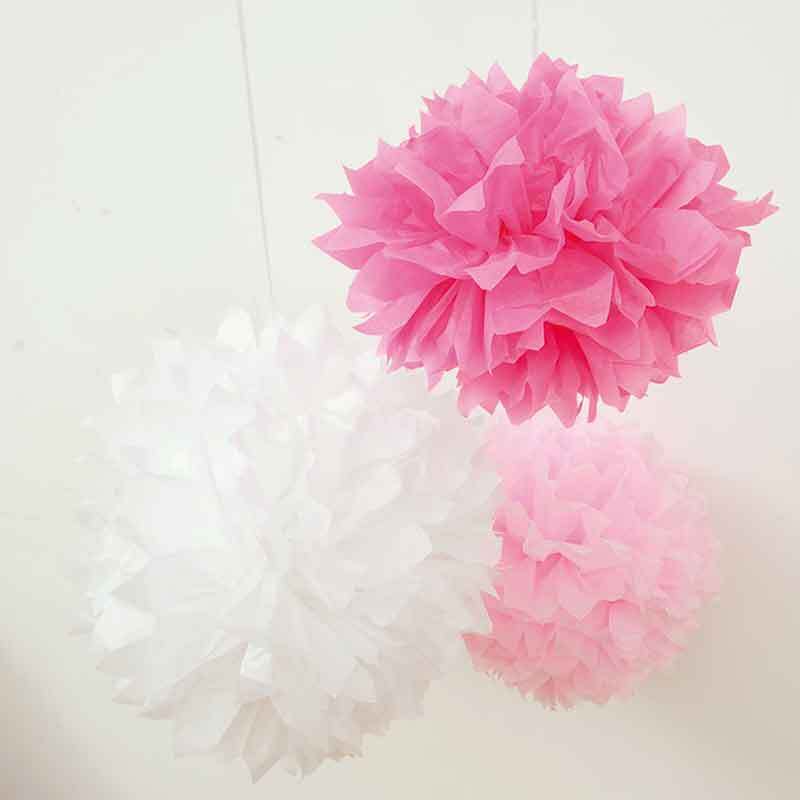 Seidenpapier Pompons 17g/m² 3 Stück Farbe Weiß von Rico Design Seidenpapier Pompons 17g/m² 3 Stück in Rosa und Weiß von Rico Design, dekorativ hängend.