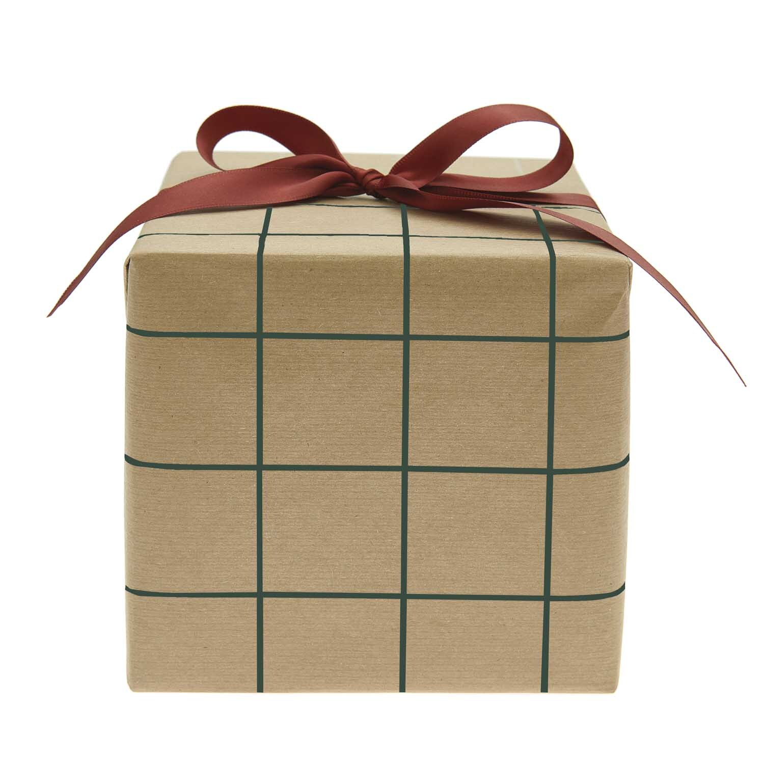 Paper Poetry Geschenkpapier Raster Kraftpapier grün 70cm 2m 70g/m² von Rico Design Paper Poetry Geschenkpapier mit grünem Raster auf braunem Kraftpapier, dekoriert mit rotem Band. Ideal für stilvolle Verpackungen.