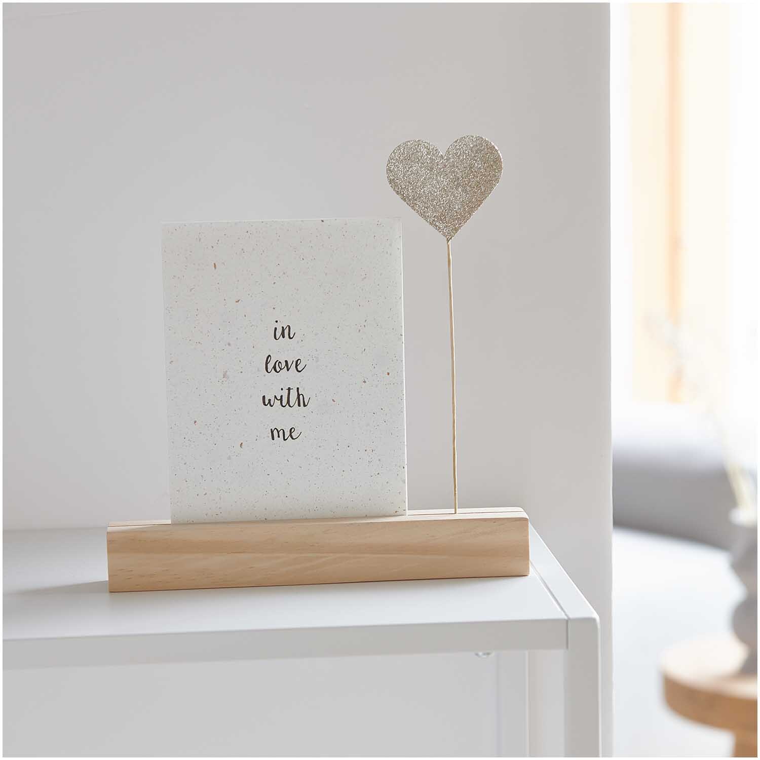 Glitter-Picker Herz 27x5cm Farbe Gold von Rico Design Glitter-Picker Herz 27x5cm von Rico Design in Gold, dekorativ auf einem Tisch mit Karte.