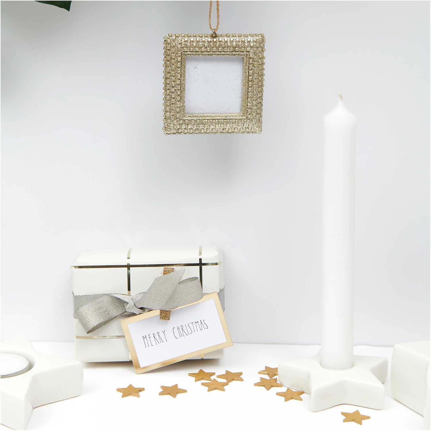Paper Poetry Papierkärtchen mit Hot Foil, dekoriert mit goldenen Sternen und Kerze, von Rico Design.