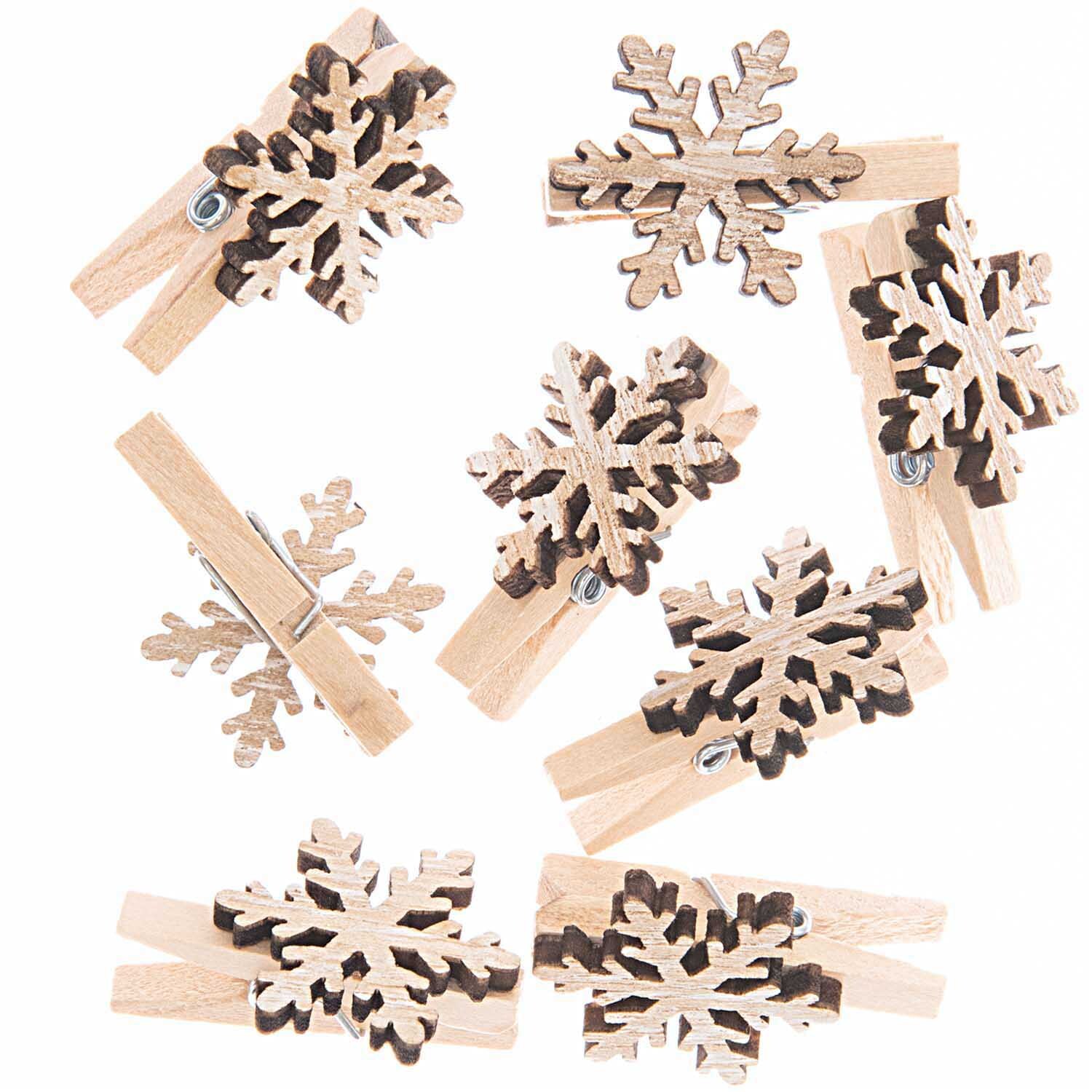 Dekoklammern Schneeflocke natur 3cm 8 Stück von Rico Design zeigen filigrane Schneeflocken auf Holzklammern. Ideal für winterliche Dekorationen.