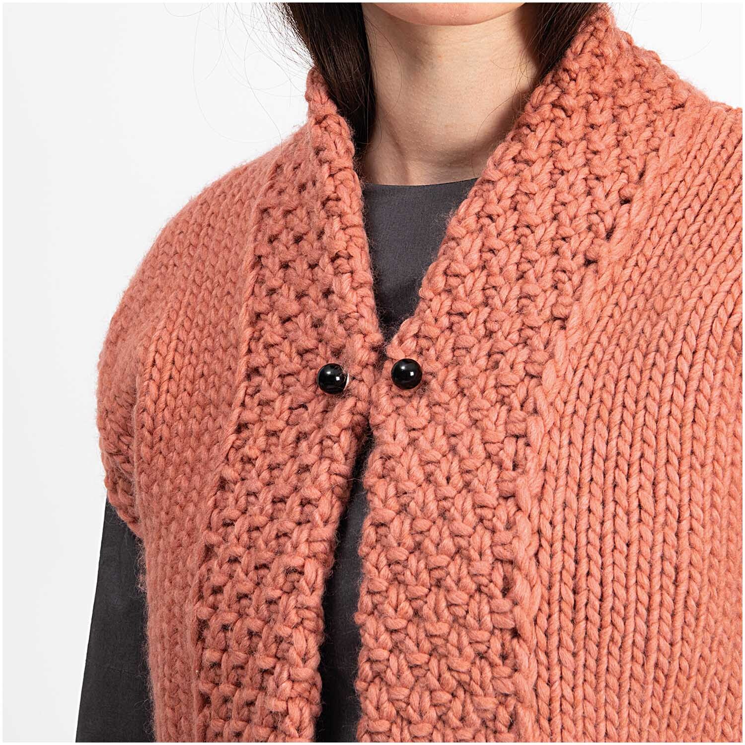 Zwei-Perlen-Pin 48mm 1 Stück Farbe Schwarz von Rico Design Zwei-Perlen-Pin 48mm 1 Stück von Rico Design an einem gestrickten, korallenfarbenen Cardigan befestigt.