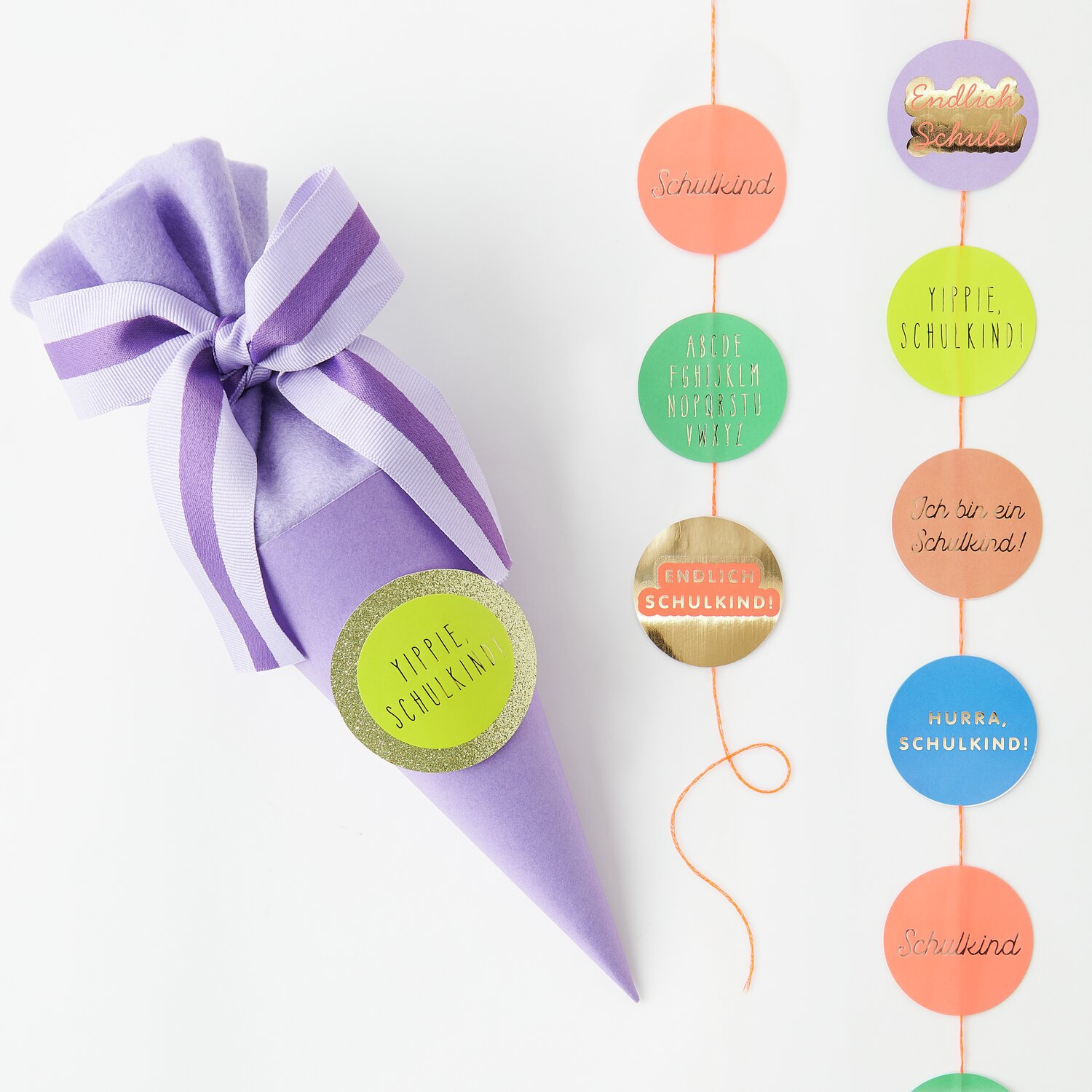 Paper Poetry Sticker Schulkind 100 Stück von Rico Design Schultüte Rohling mit Filzverschluss in Violett, dekoriert mit Paper Poetry Sticker Schulkind. Ideal für den Schulanfang.