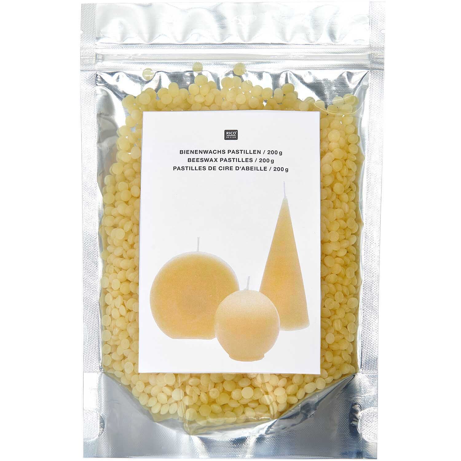 Bienenwachs Pastillen 200g von Rico Design in einer transparenten Verpackung mit gelben Pastillen. Ideal für Kerzenherstellung und Bastelprojekte.