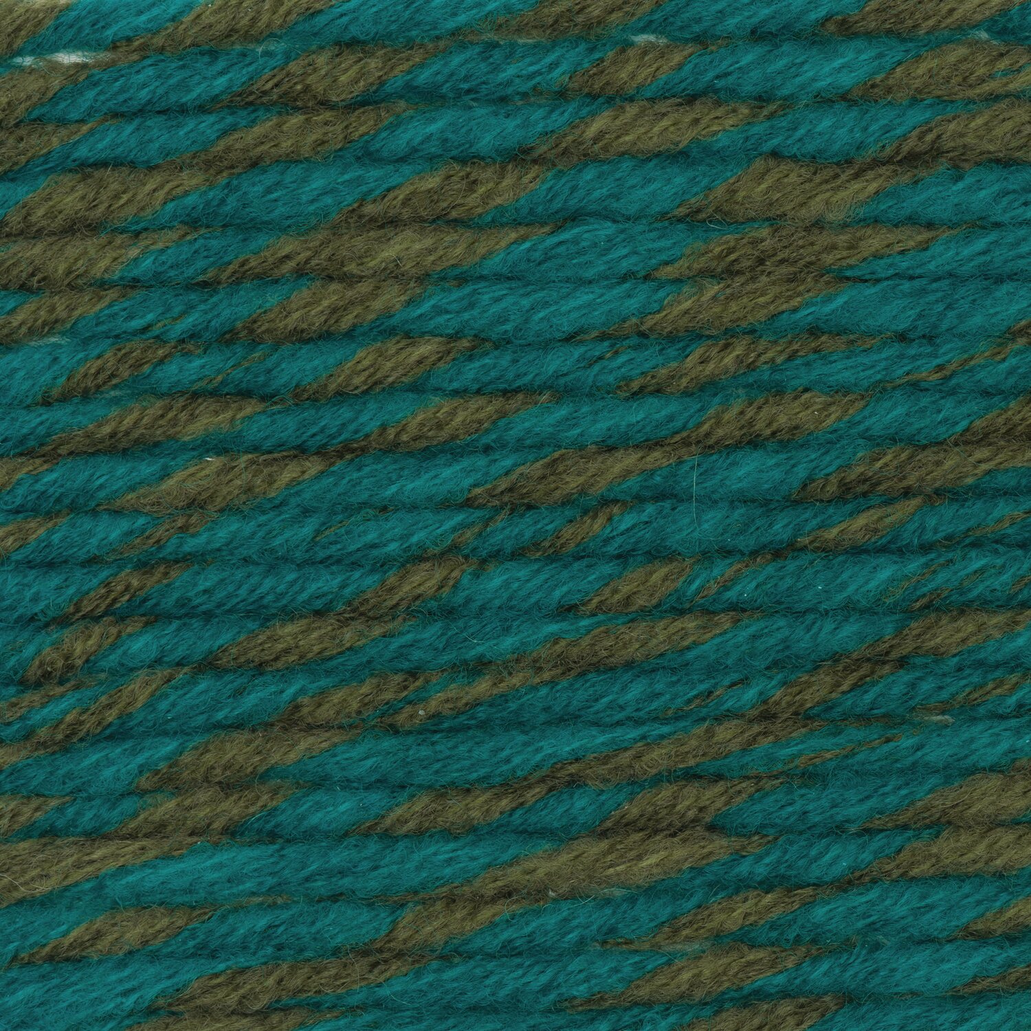 Essentials Big Duo 50g 47m Couleur Pétrole clair/olive from Rico Design Essentials Big Duo, 50g 47m, zeigt ein Garn in Hellpetrol und Oliv von Rico Design. Ideal für Strickprojekte.