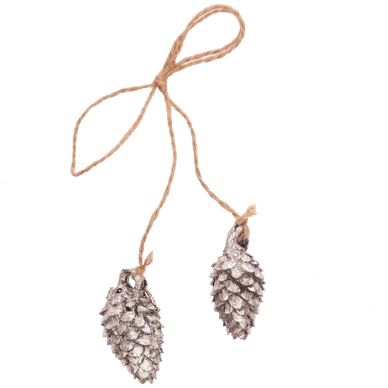 Hänger Zapfen aus Polyresin 2,5x4cm Farbe Silber von Rico Design Hänger Zapfen aus Polyresin, dekorative silberne Tannenzapfen an Juteschnur von Rico Design.
