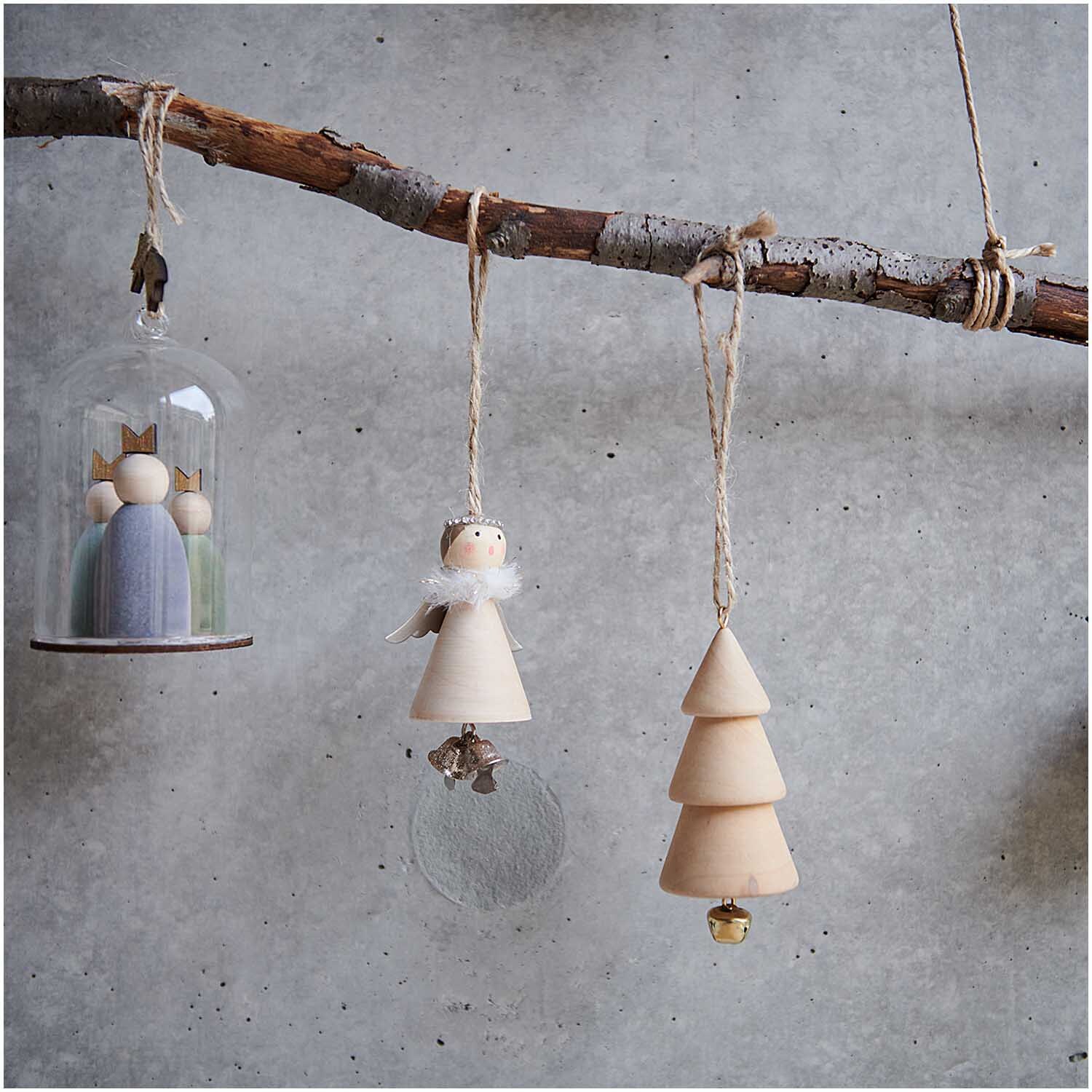 Holzhänger Tanne mit Glocke natur 4x9,5cm von Rico Design Holzhänger Tanne mit Glocke natur 4x9,5cm von Rico Design, dekorativ an einem Ast hängend.