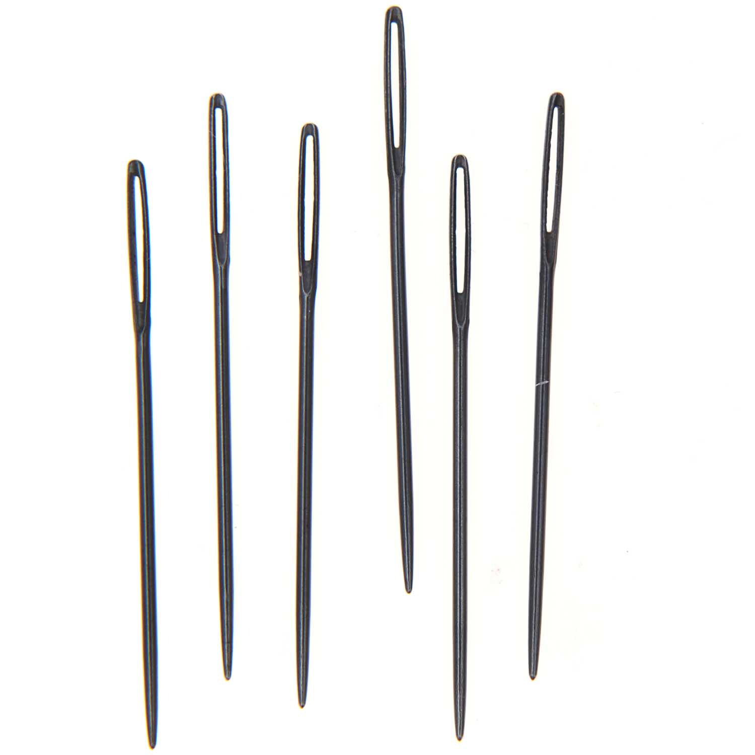 Sticknadeln stumpf 6 Stück von Rico Design. Sechs schwarze Nadeln mit großen Ösen auf weißem Hintergrund.