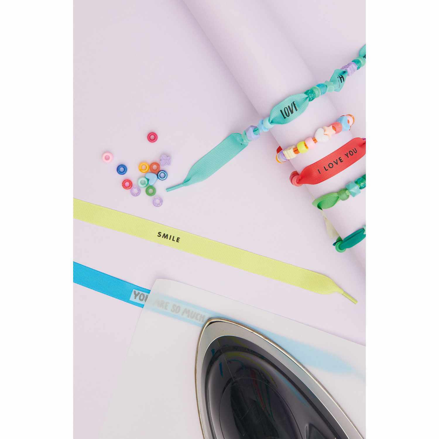itoshii - Ponii Beads Bügelmotiv Schriftzüge 8 Designs von Rico Design Itoshii - Ponii Beads Bügelmotiv Schriftzüge mit bunten Perlen und Armbändern von Rico Design.