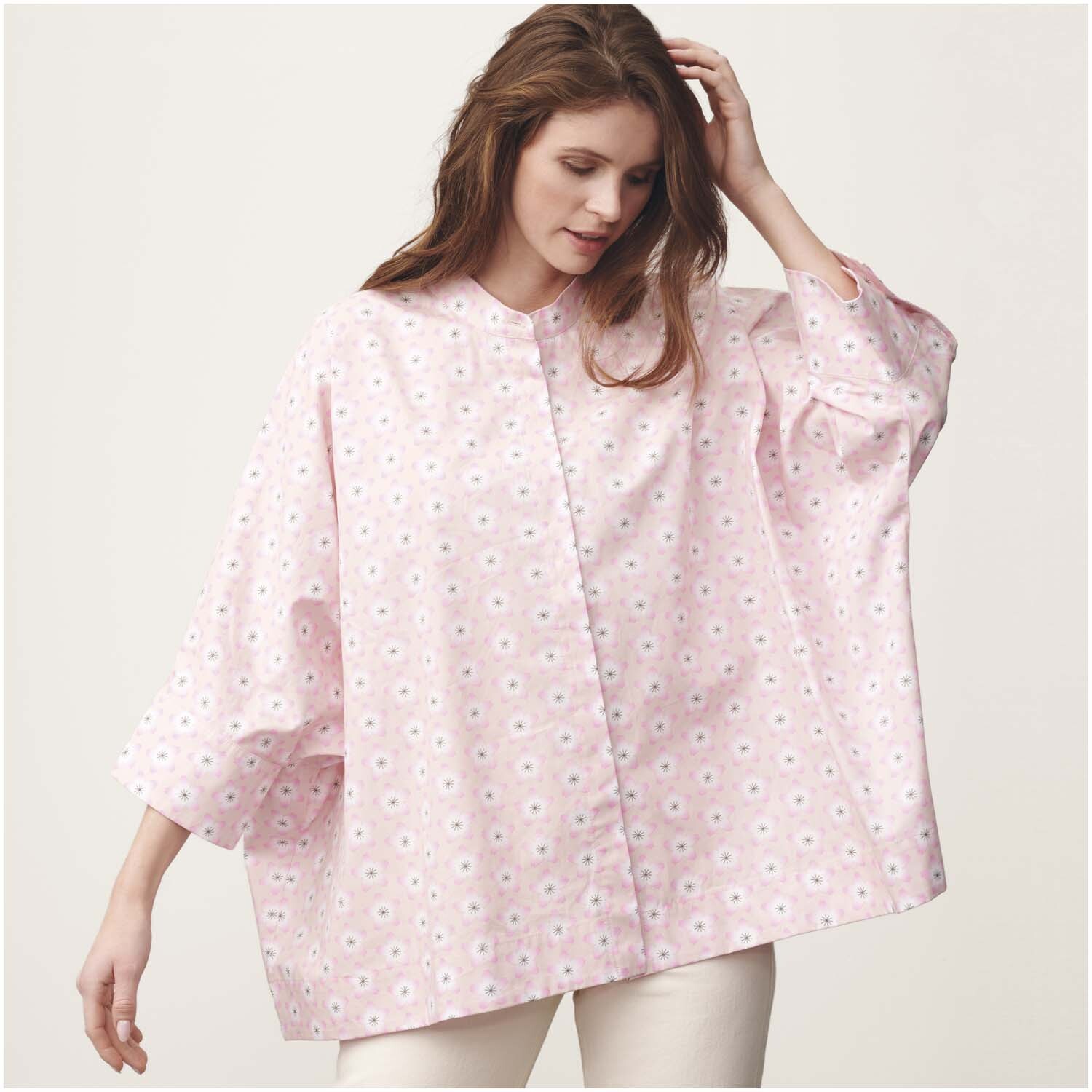 Stoffabschnitt Baumwoll-Popelin rosa Kirschblüten 50x140cm von Rico Design Stoffabschnitt Baumwoll-Popelin rosa Kirschblüten 50x140cm: Frau trägt weite Bluse aus rosa Popelin mit Kirschblütenmuster von Rico Design.