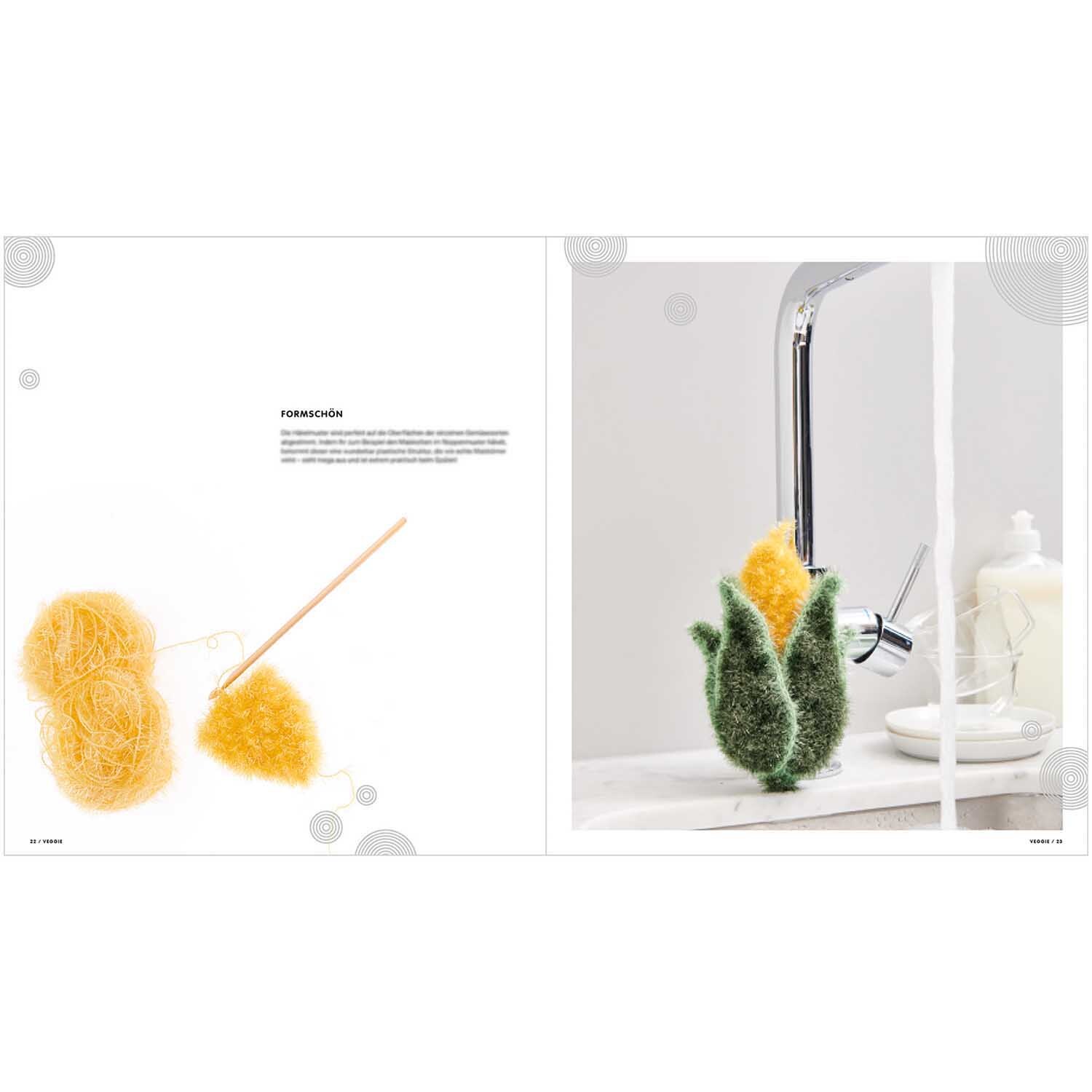 Creative Bubble - Veggie: Strickset von Rico Design für Spülschwämme in Gemüseform neben Wasserhahn.