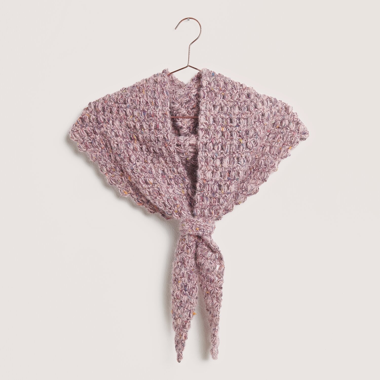 Made by Me No. 21 Herbst-Winter Schal in Lila, gestrickt aus Fashion Cotton Alpaca Fun Neps, hängt an einem Kleiderbügel.